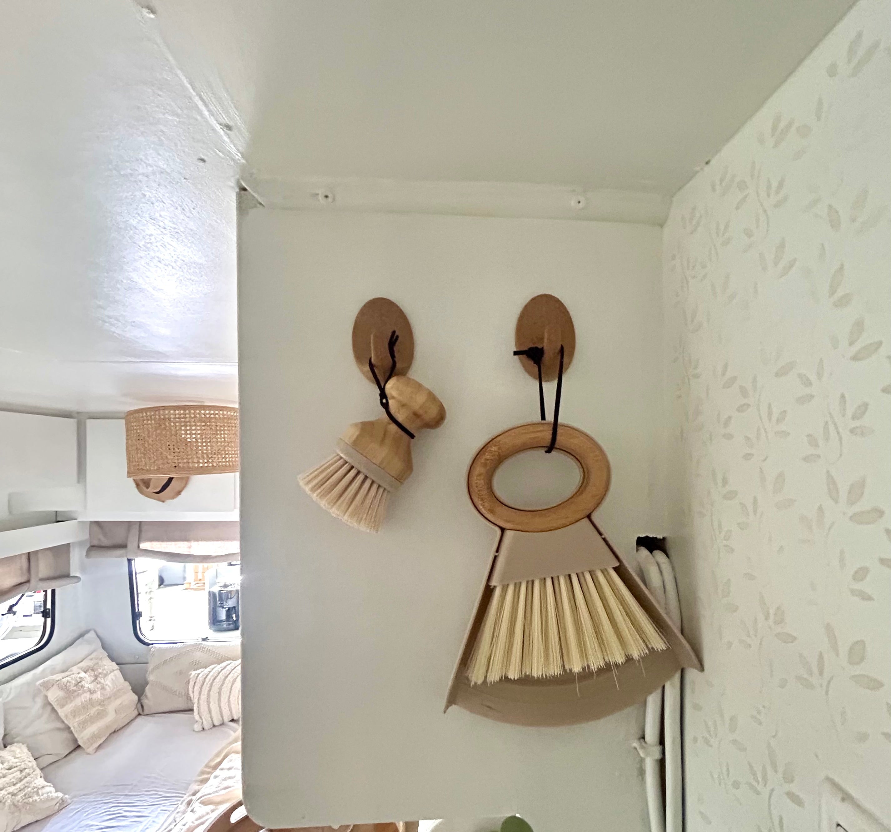 Mini-Kehrschaufel und Besen mit beiger Spülbürste | Boho-Wohnwagen