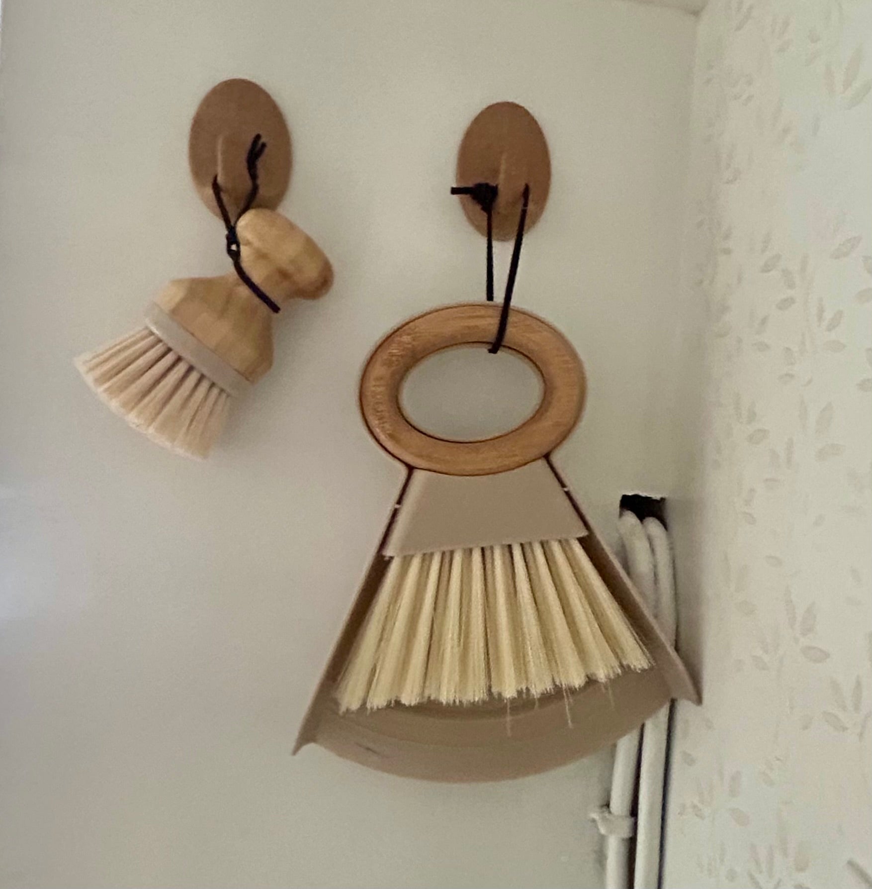 Mini-Kehrschaufel und Besen mit beiger Spülbürste | Boho-Wohnwagen