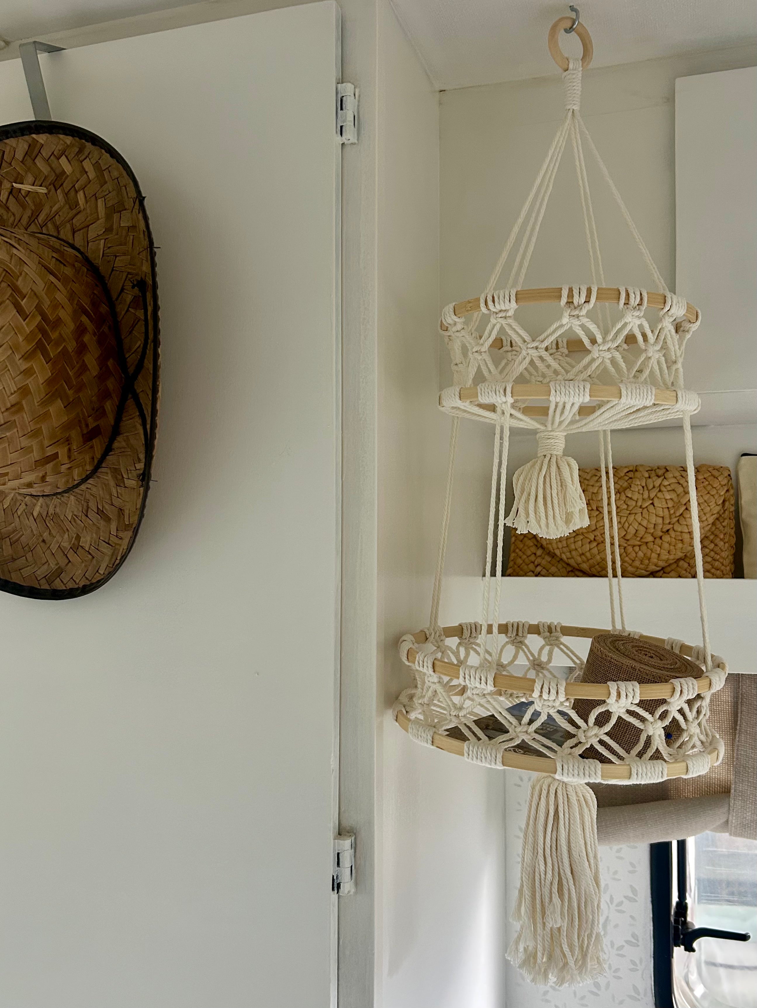 Boho-Hängekorb mit zwei Ebenen | Makramee für Wohnwagen und Wohnmobile