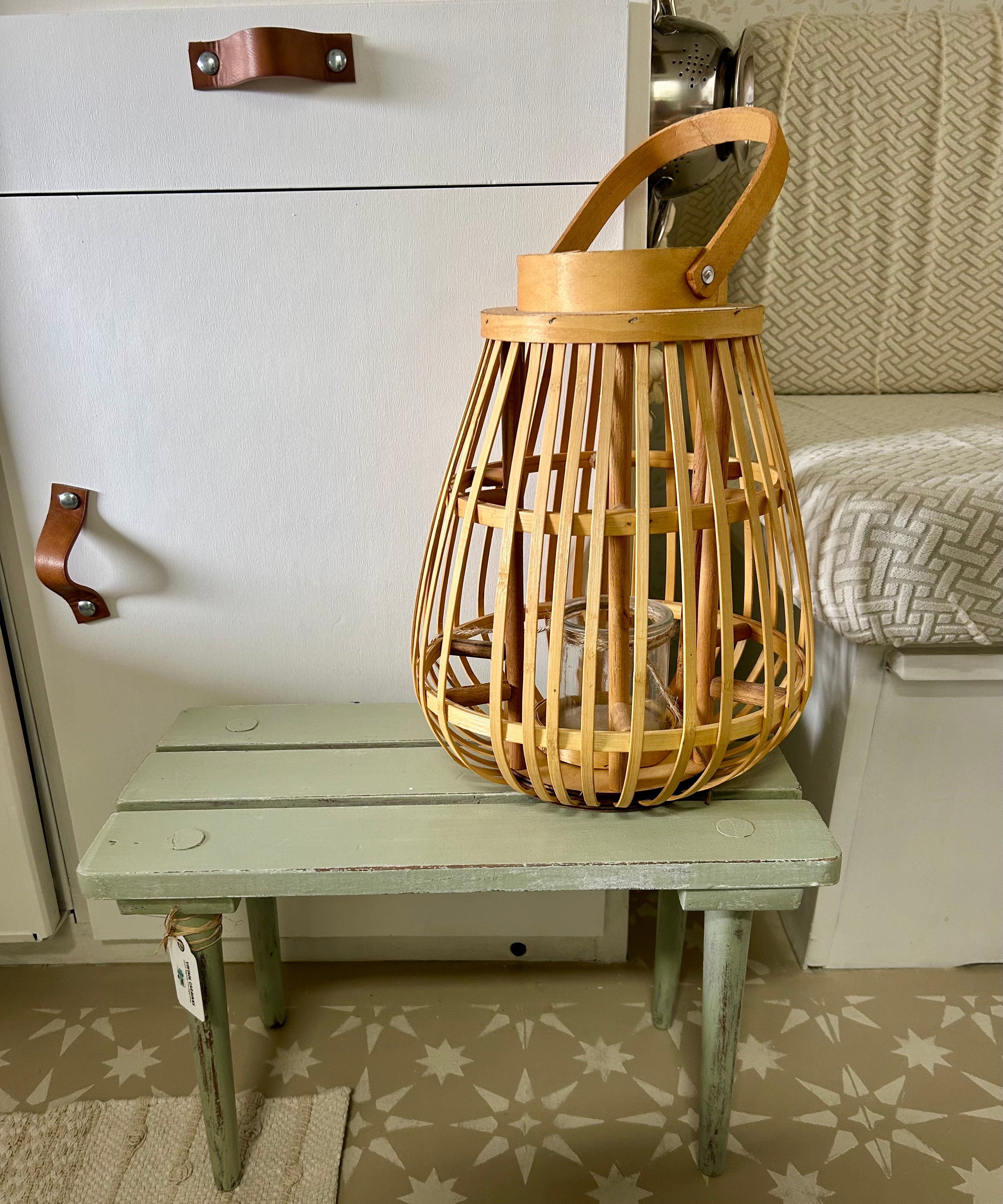 Antiker Hocker mit Holzlaterne (nur ein Set)