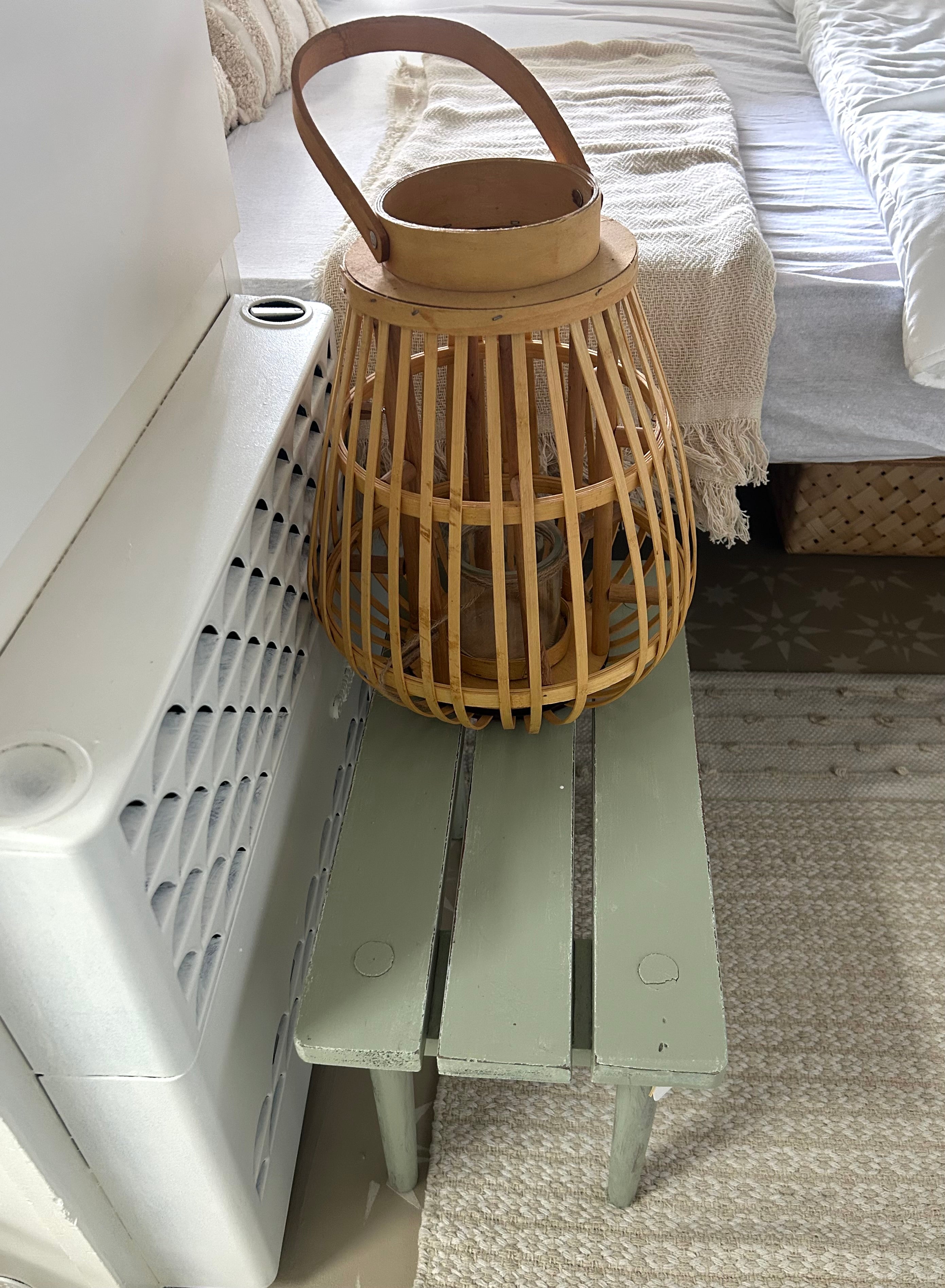 Antiker Hocker mit Holzlaterne (nur ein Set)