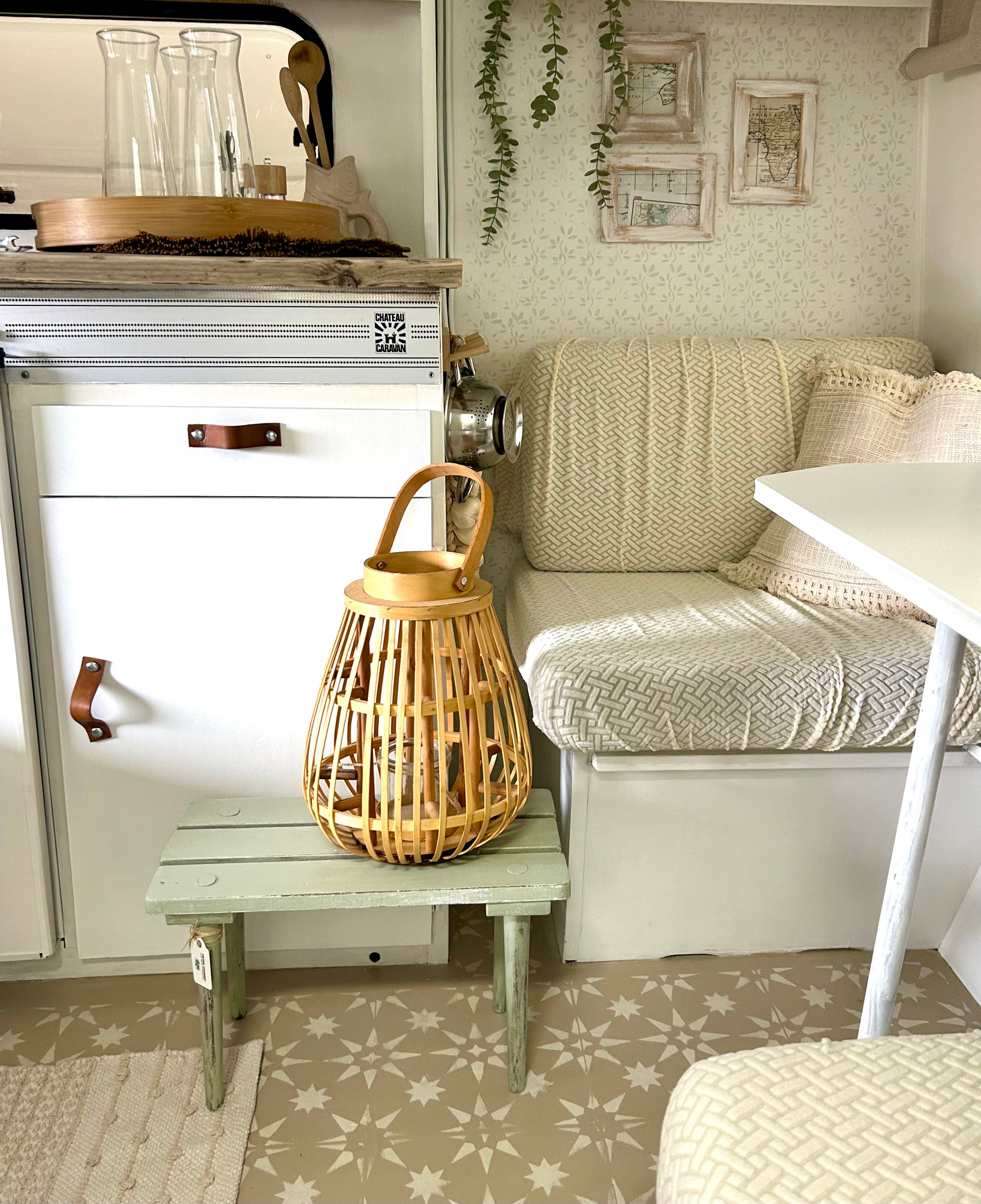 Antiker Hocker mit Holzlaterne (nur ein Set)