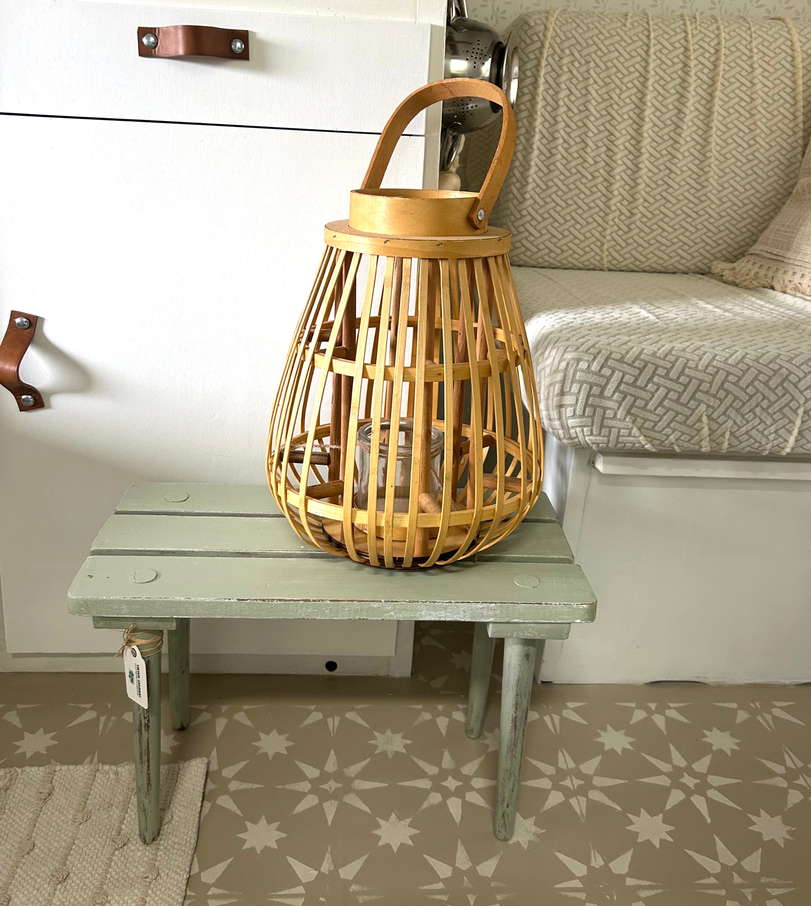 Antiker Hocker mit Holzlaterne (nur ein Set)