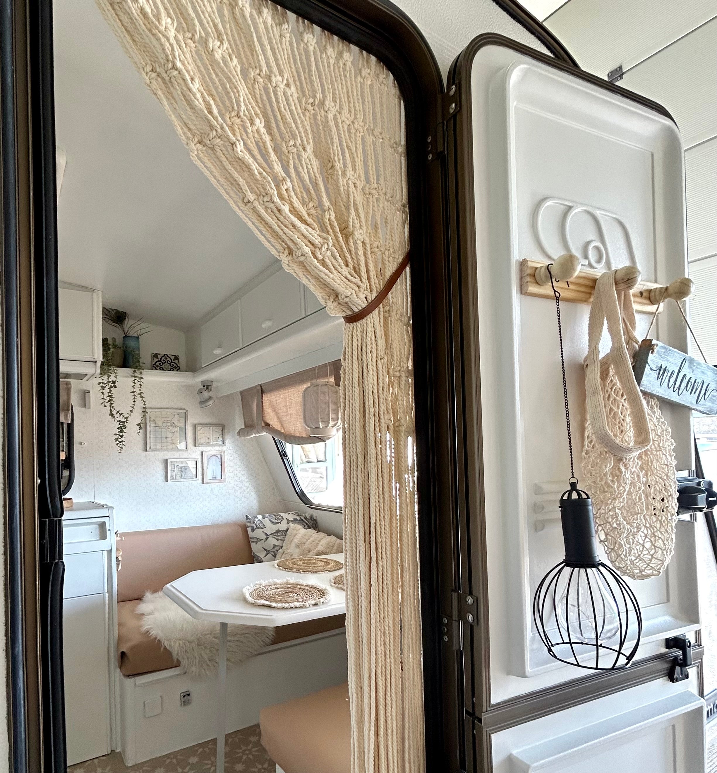 Stabile Garderobe aus Holz mit 3 Knöpfen – ideal für Wohnwagen