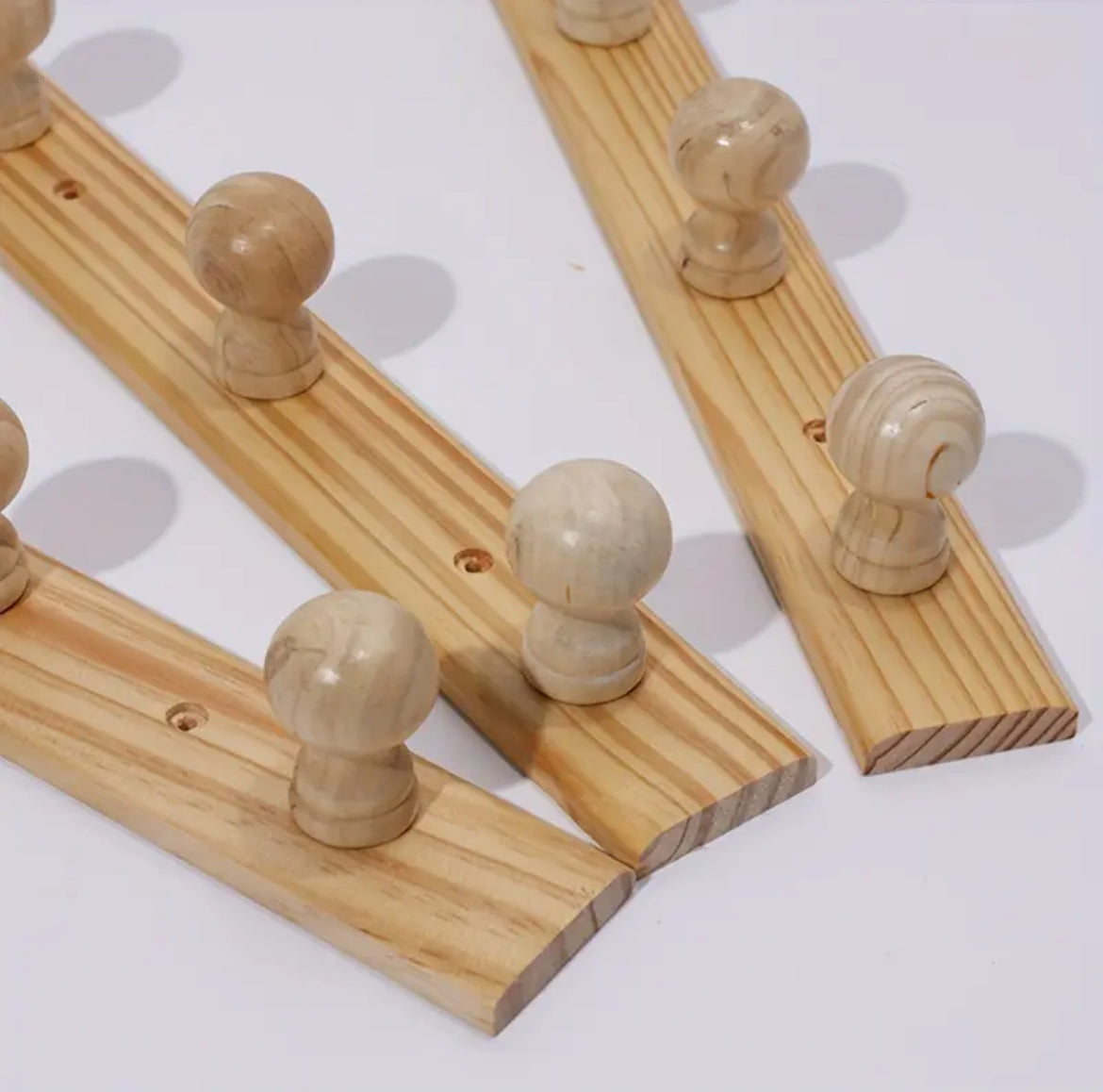 Stabile Garderobe aus Holz mit 3 Knöpfen – ideal für Wohnwagen