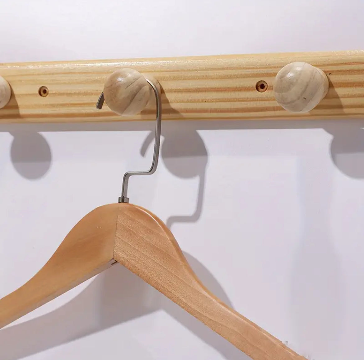 Stabile Garderobe aus Holz mit 3 Knöpfen – ideal für Wohnwagen