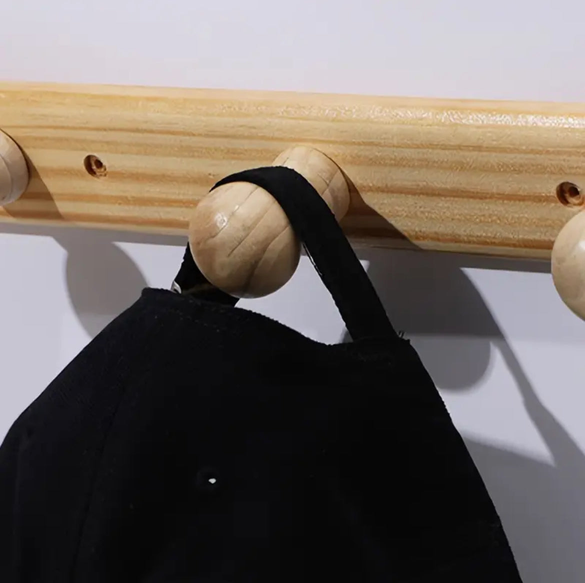 Stabile Garderobe aus Holz mit 3 Knöpfen – ideal für Wohnwagen