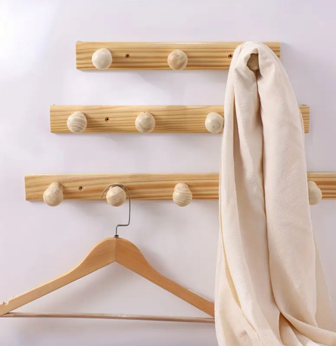 Stabile Garderobe aus Holz mit 3 Knöpfen – ideal für Wohnwagen