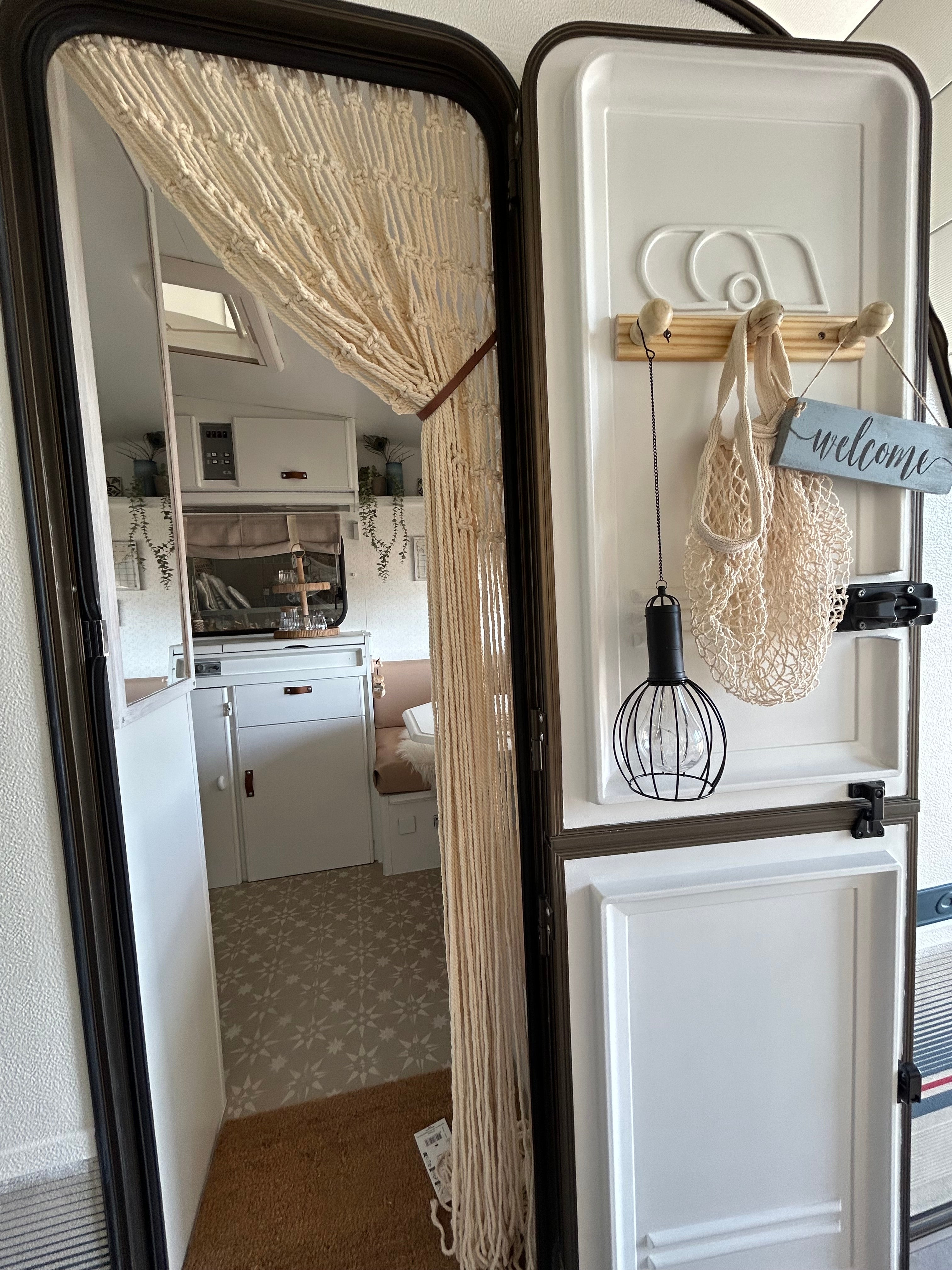 Stabile Garderobe aus Holz mit 3 Knöpfen – ideal für Wohnwagen