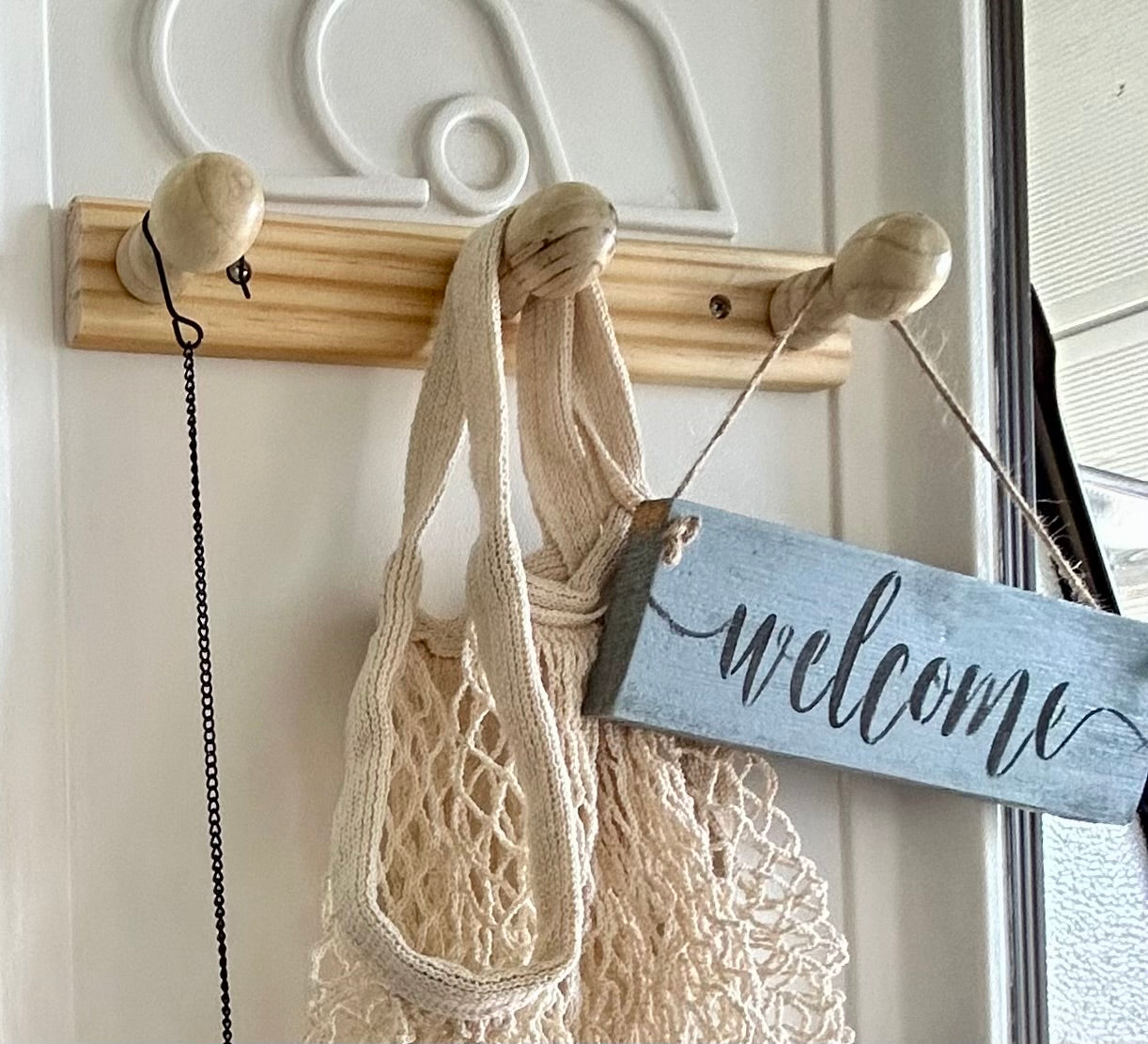 Stabile Garderobe aus Holz mit 3 Knöpfen – ideal für Wohnwagen