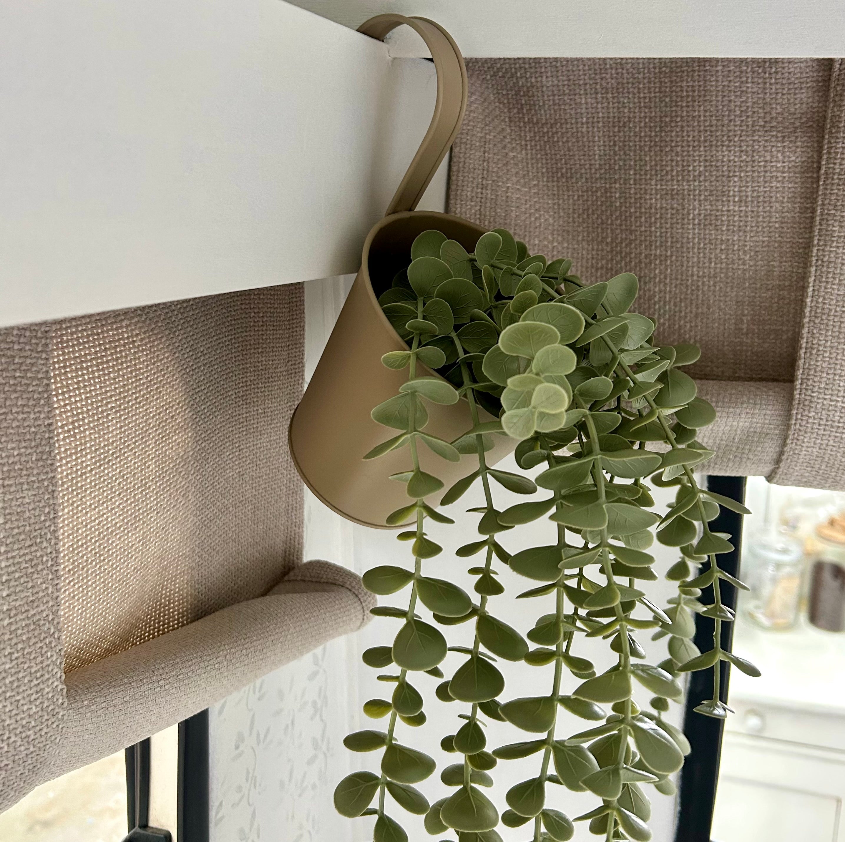 Künstlicher Eukalyptus im Metall-Hängetopf