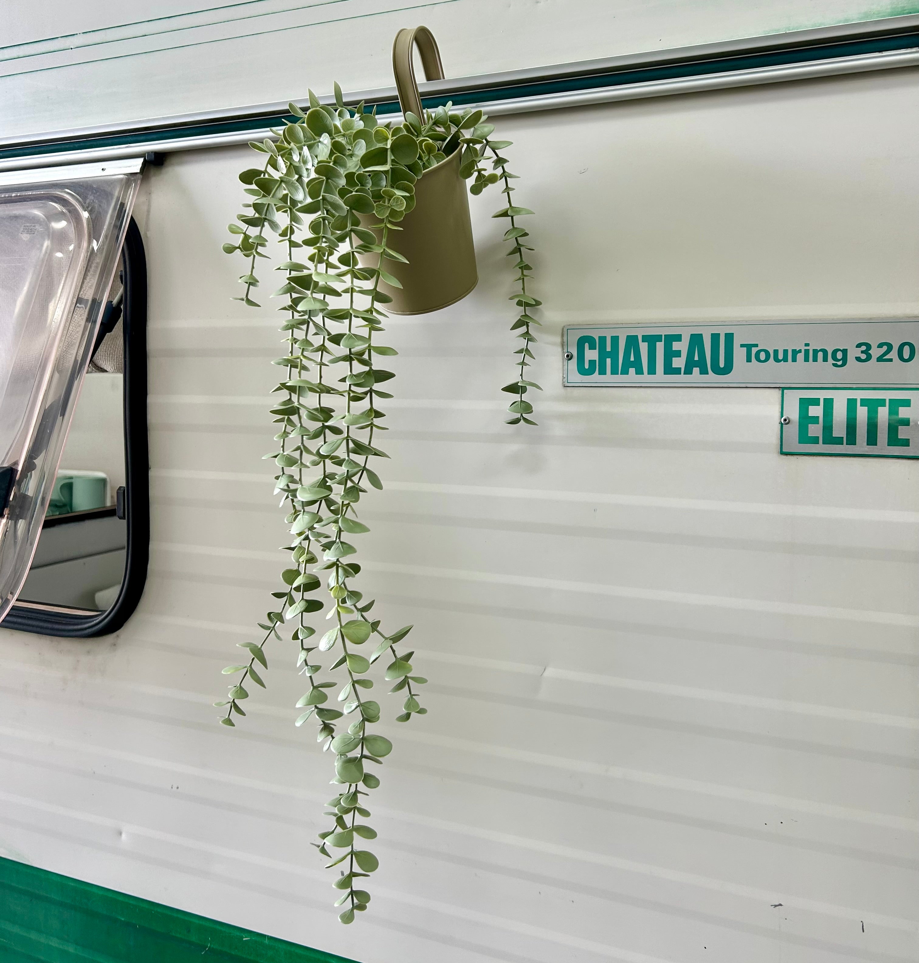 Künstlicher Eukalyptus im Metall-Hängetopf