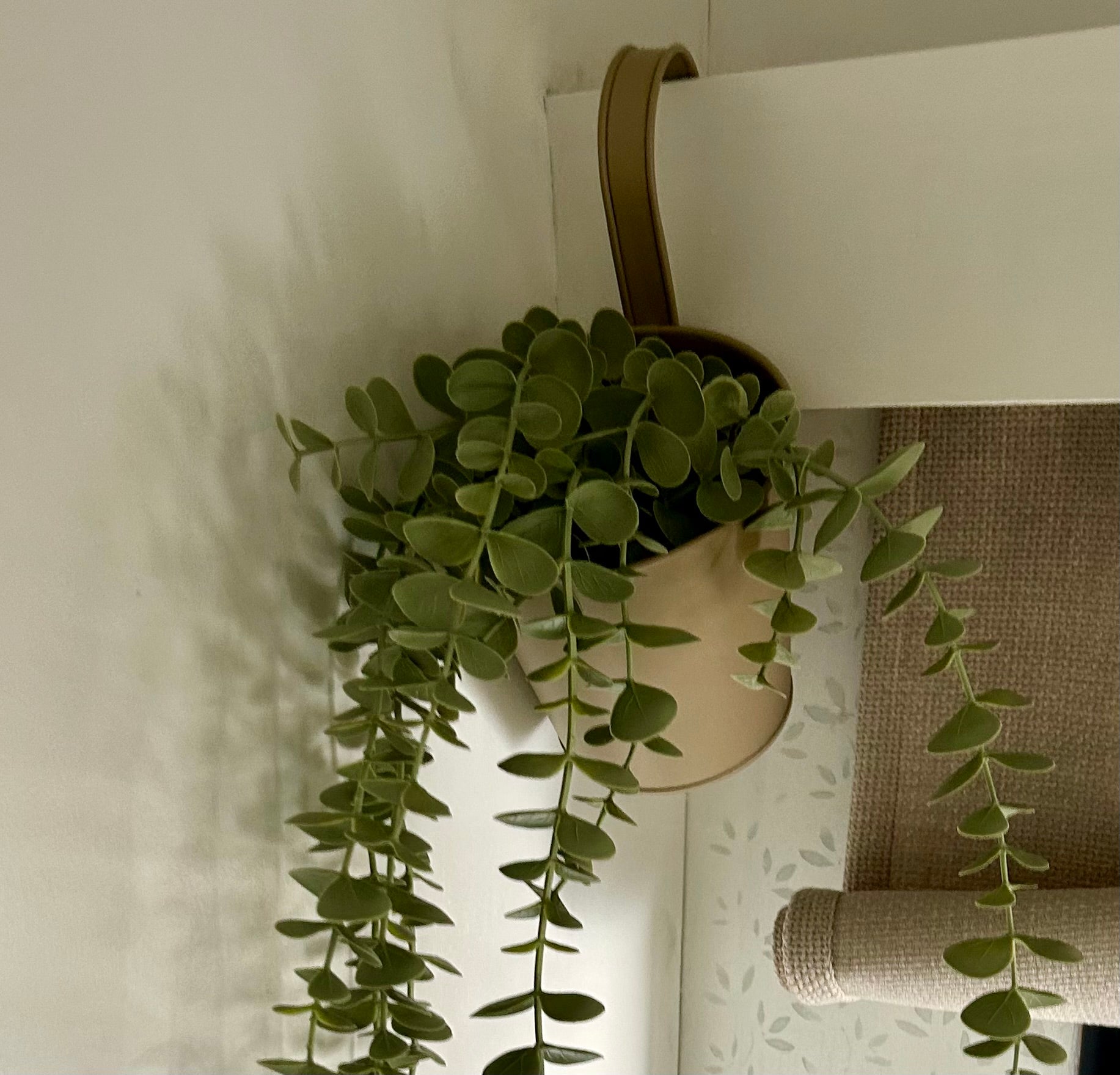 Künstlicher Eukalyptus im Metall-Hängetopf