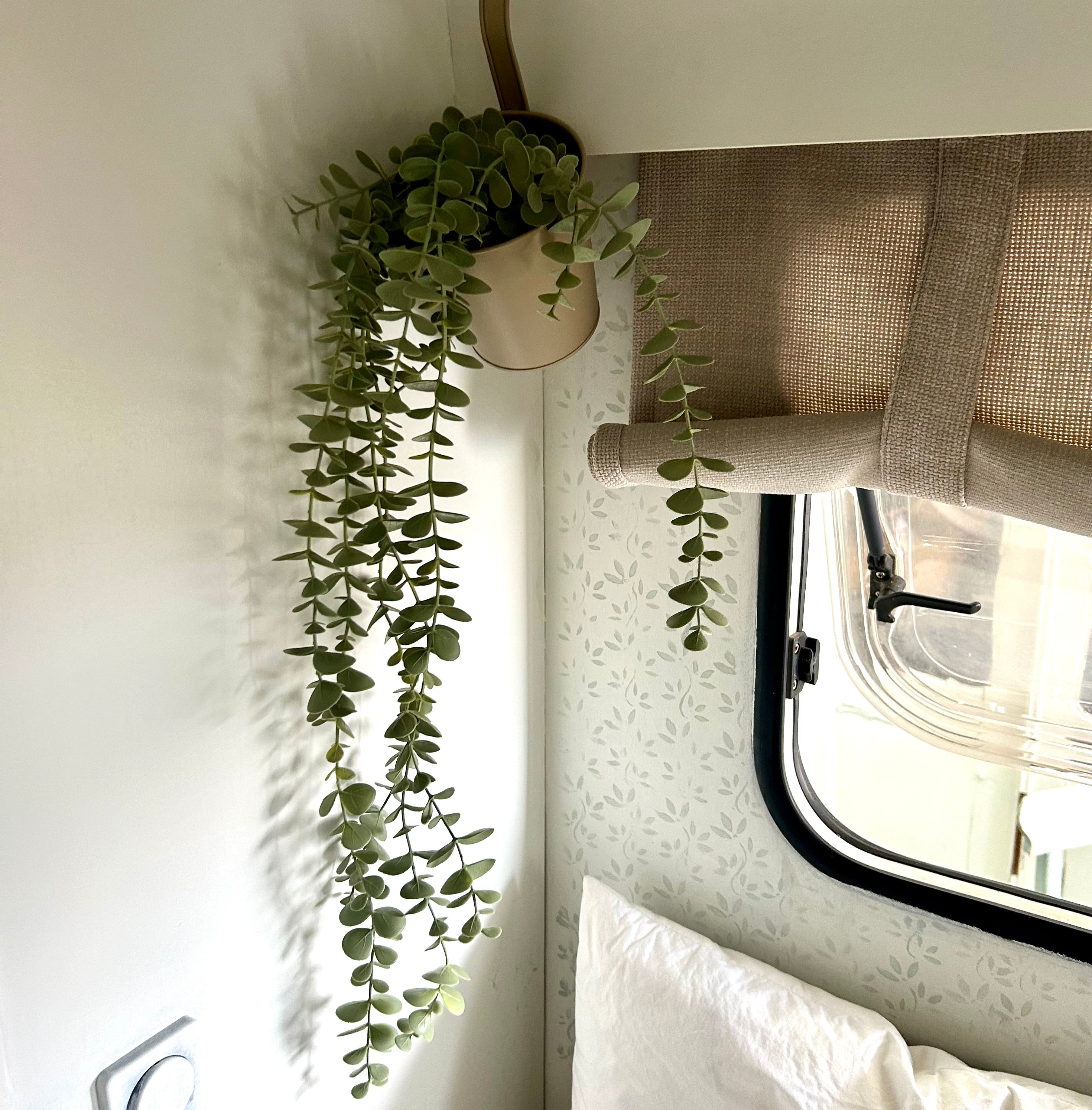 Künstlicher Eukalyptus im Metall-Hängetopf