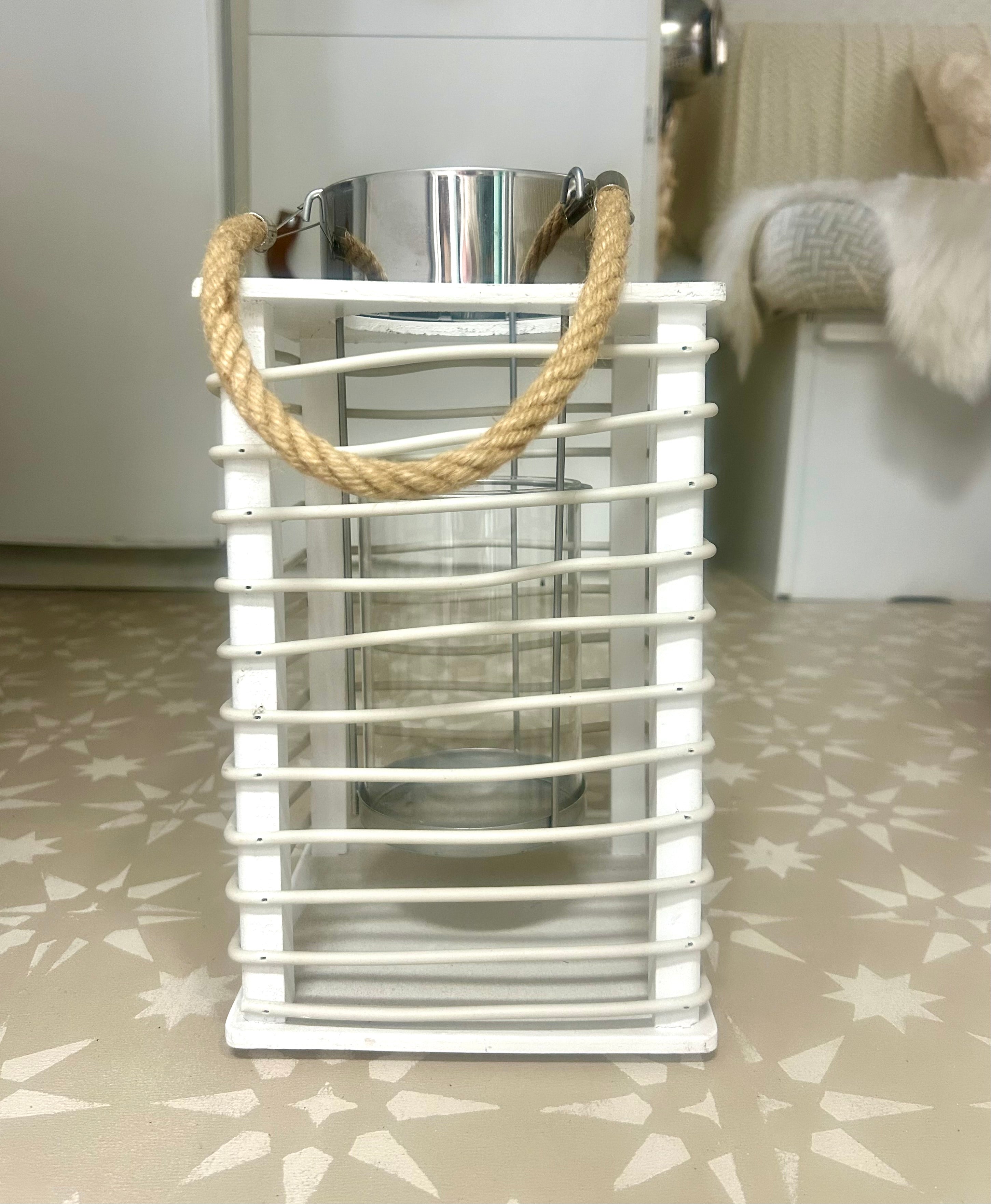 Louvre-Laterne – Weiße Holzlampe für die Wohnwagenrenovierung