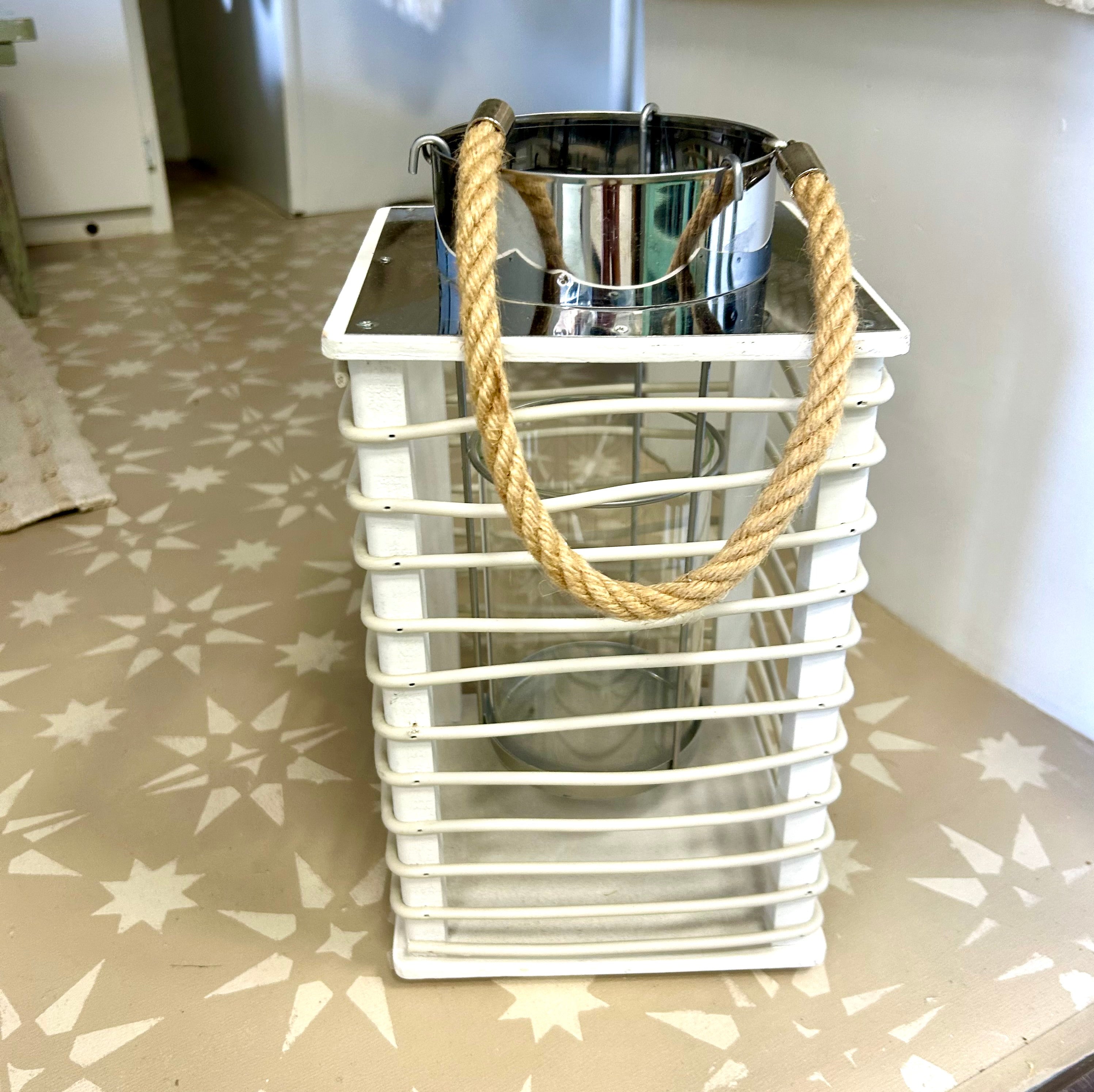 Louvre-Laterne – Weiße Holzlampe für die Wohnwagenrenovierung