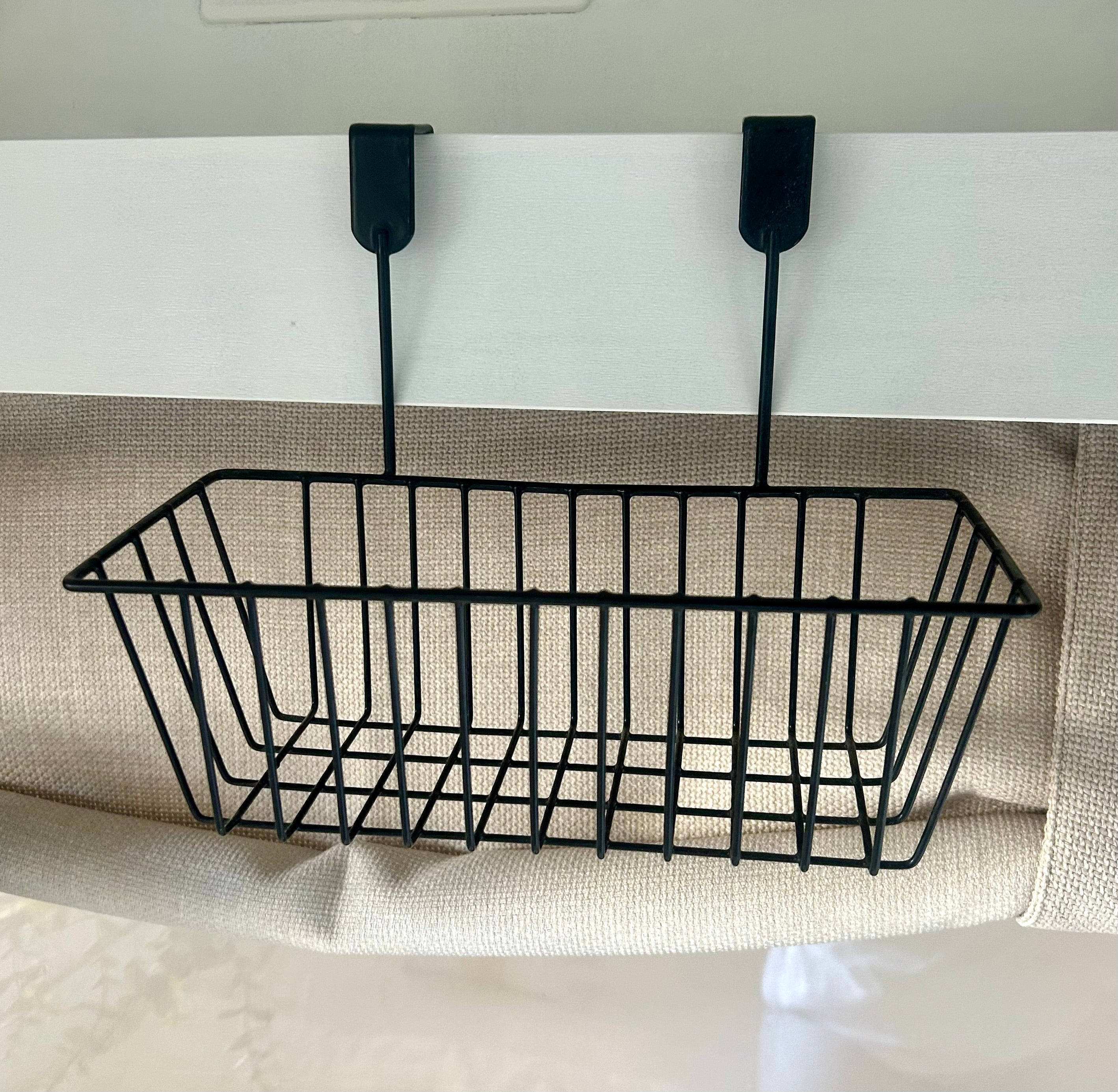 Schwarzer Metall-Hängekorb