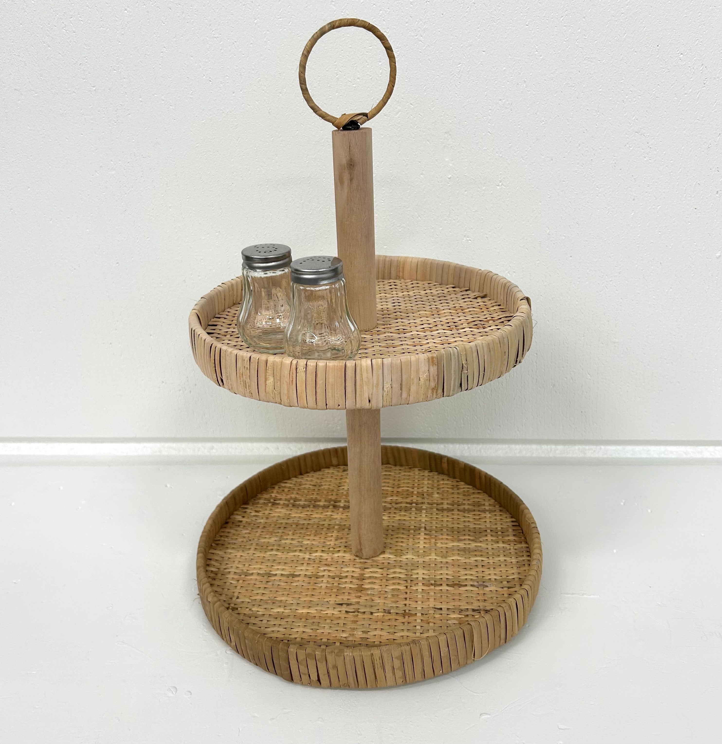 Etagenständer aus Rattan (2 Ebenen) – Boho-Wohnwagen-Flair und -Stil