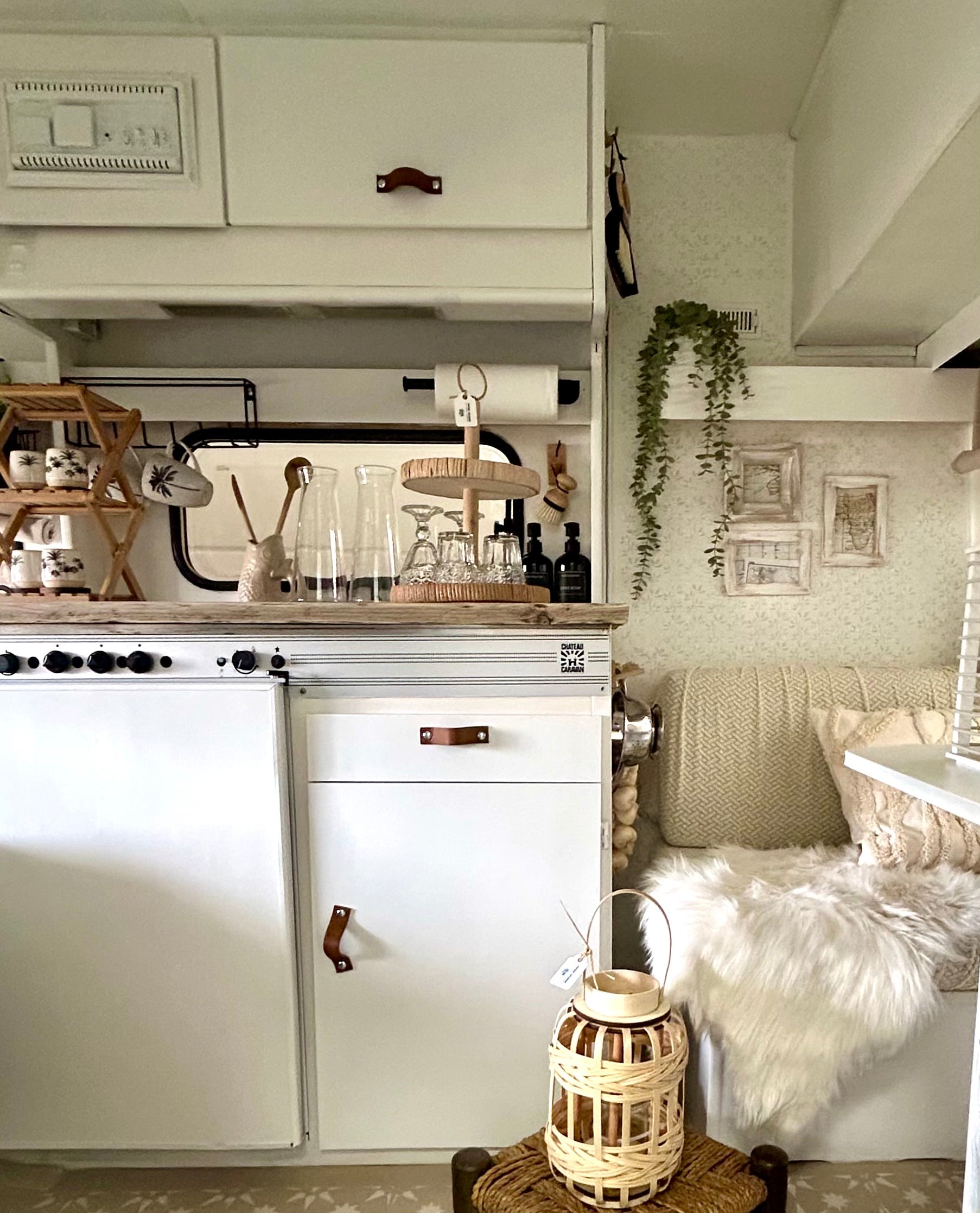 Etagenständer aus Rattan (2 Ebenen) – Boho-Wohnwagen-Flair und -Stil