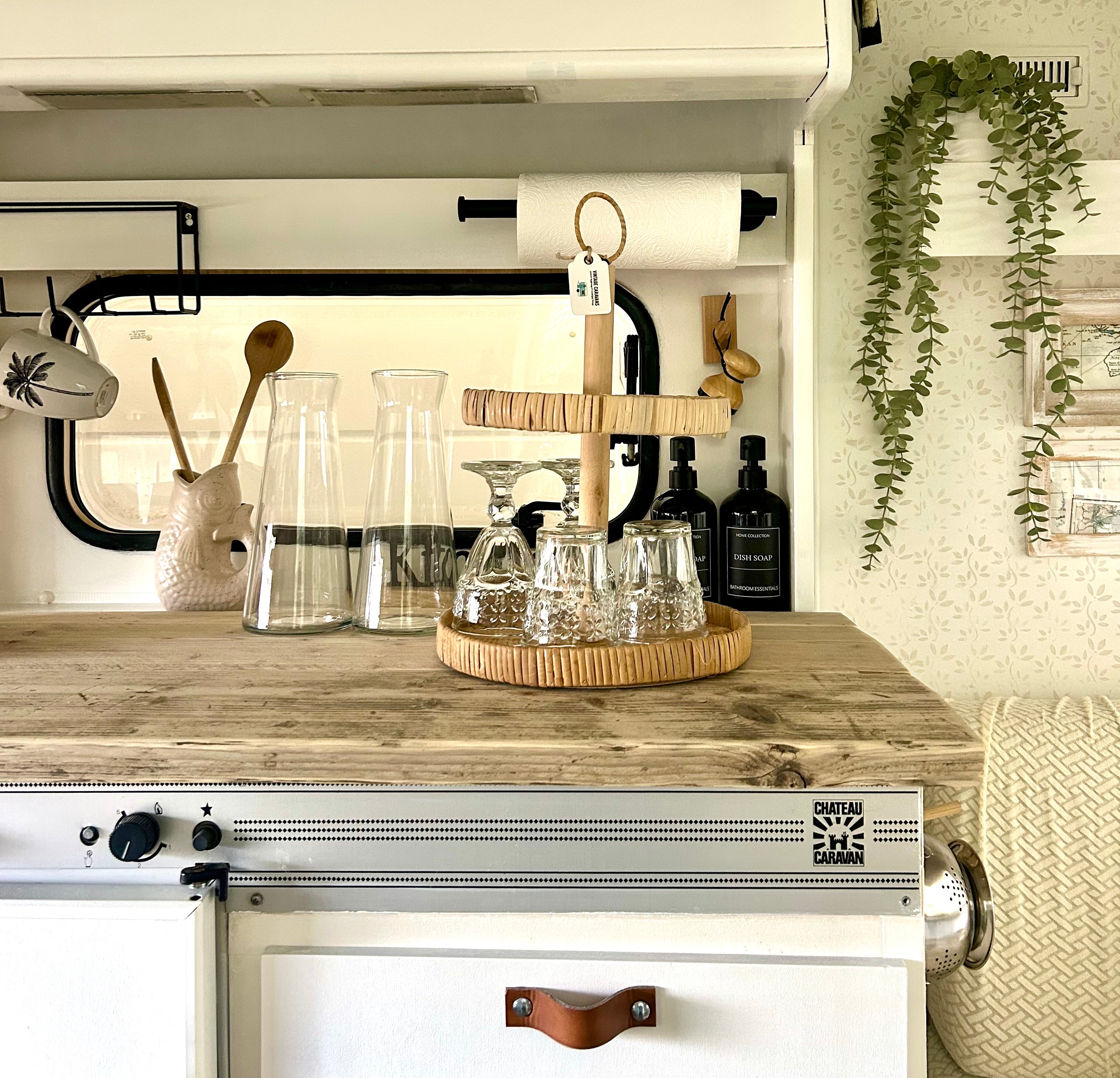 Etagenständer aus Rattan (2 Ebenen) – Boho-Wohnwagen-Flair und -Stil