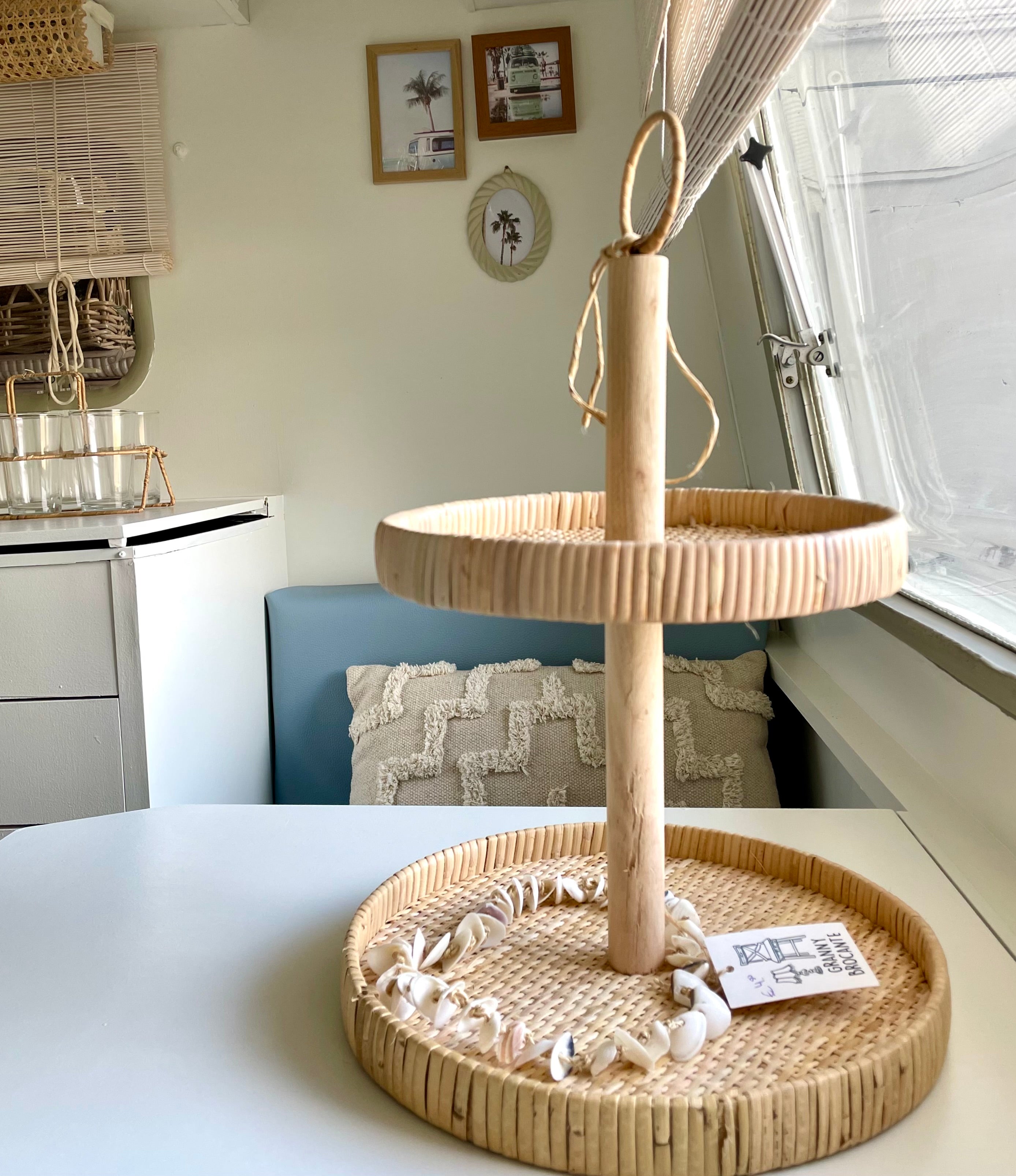 Etagenständer aus Rattan (2 Ebenen) – Boho-Wohnwagen-Flair und -Stil