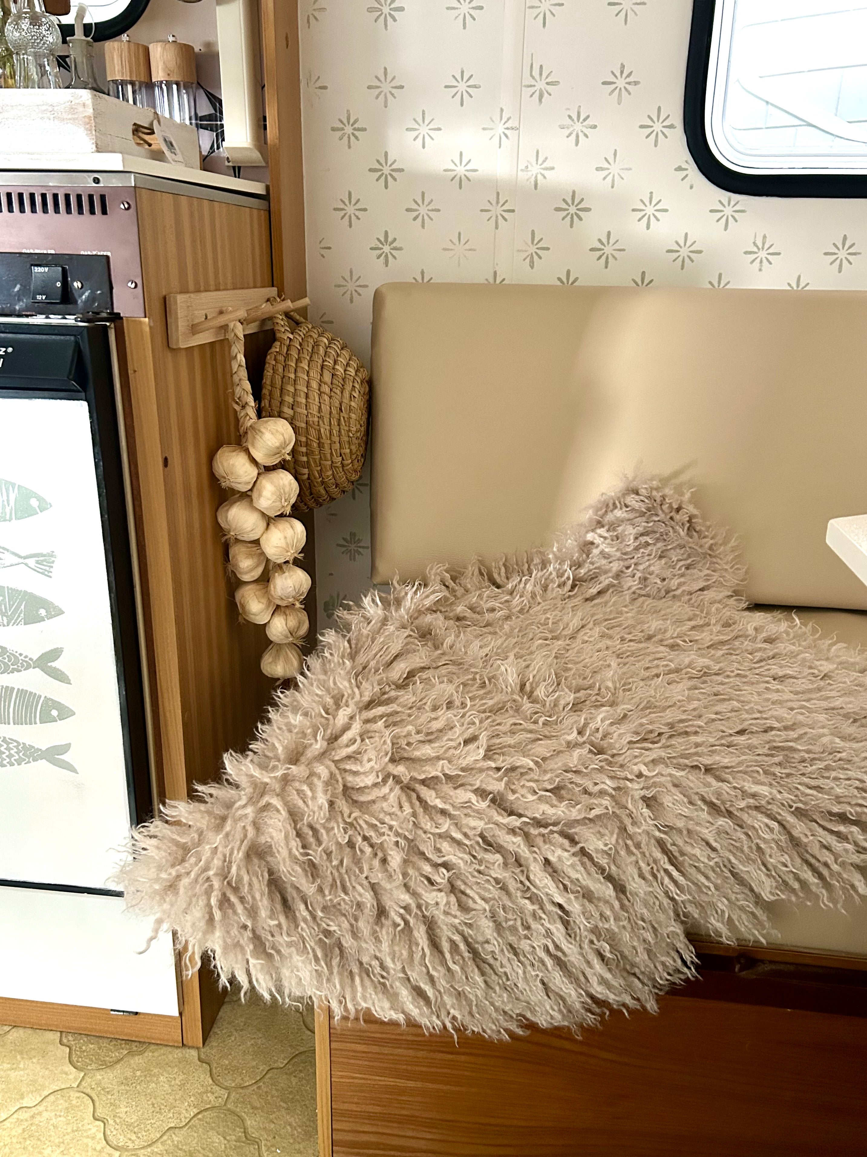 Gemütliches, natürliches Schaffell für den Boho-Wohnwagen – 55 x 78 cm