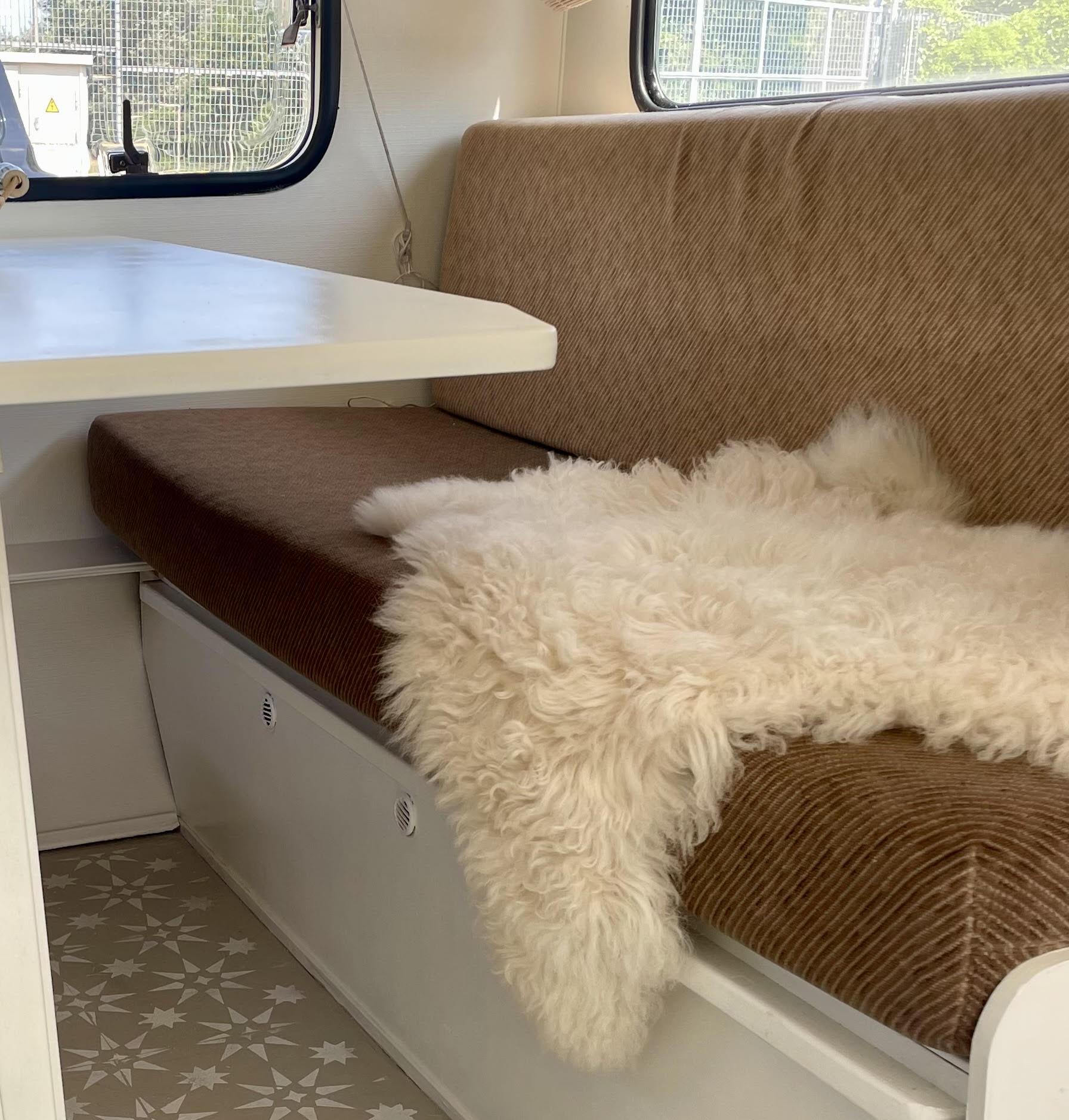 Gemütliches, natürliches Schaffell für den Boho-Wohnwagen – 55 x 78 cm