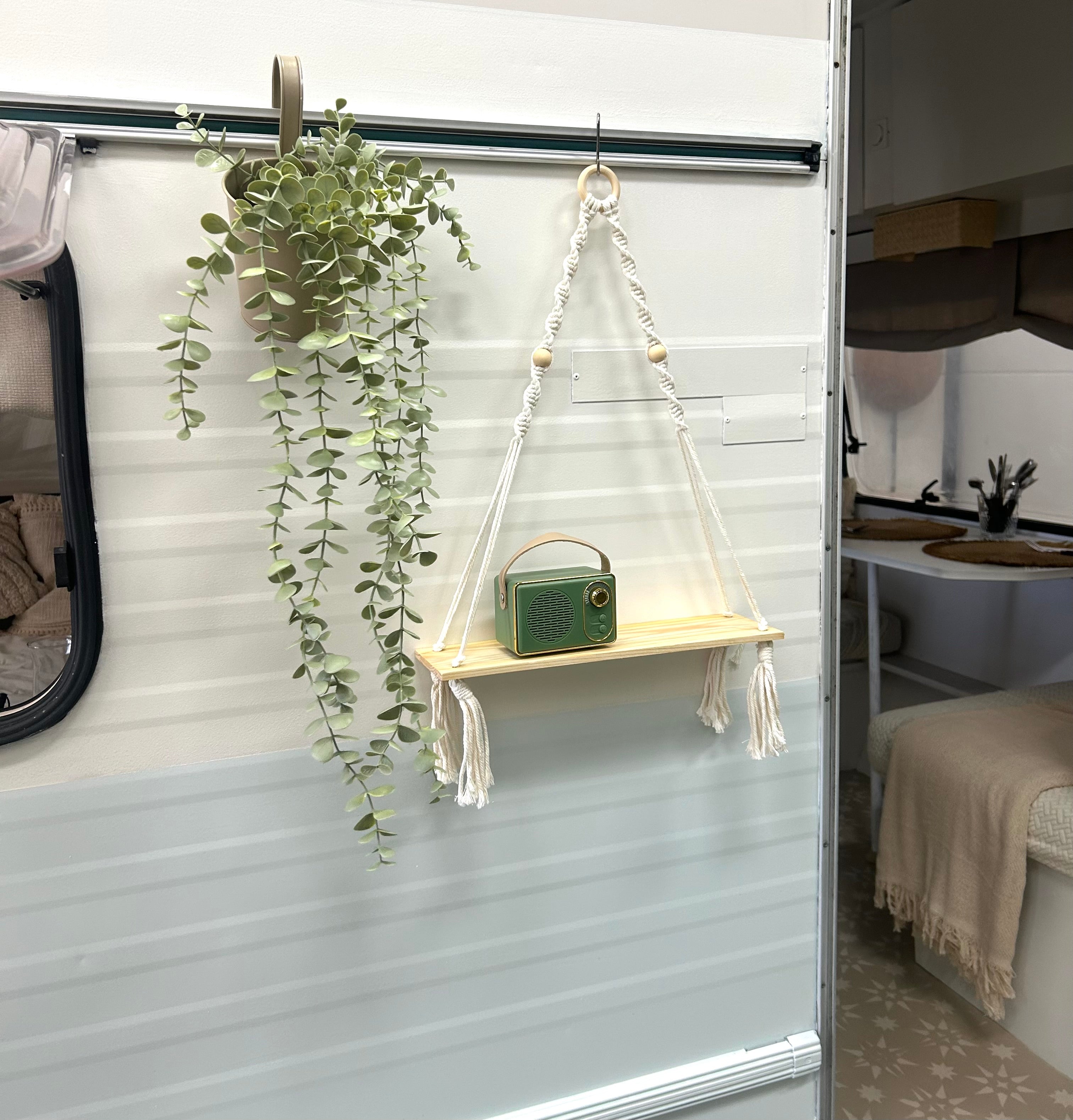 Boho-Wandregal für Wohnwagen – Skandinavisch & Makramee