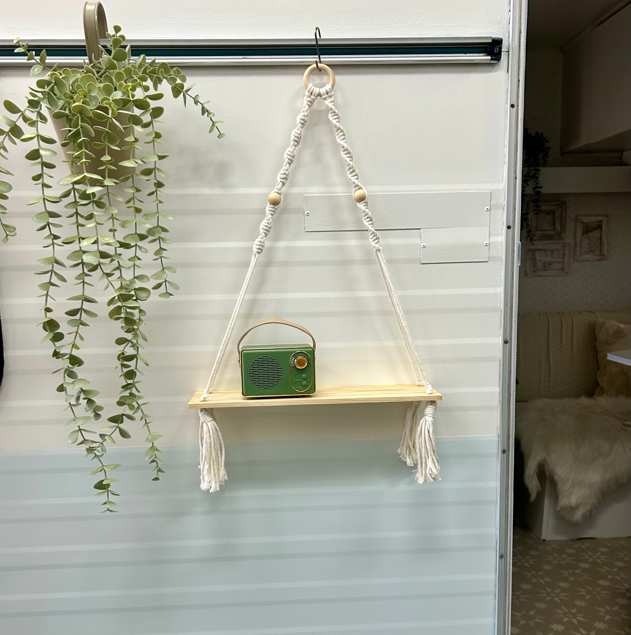 Boho-Wandregal für Wohnwagen – Skandinavisch & Makramee
