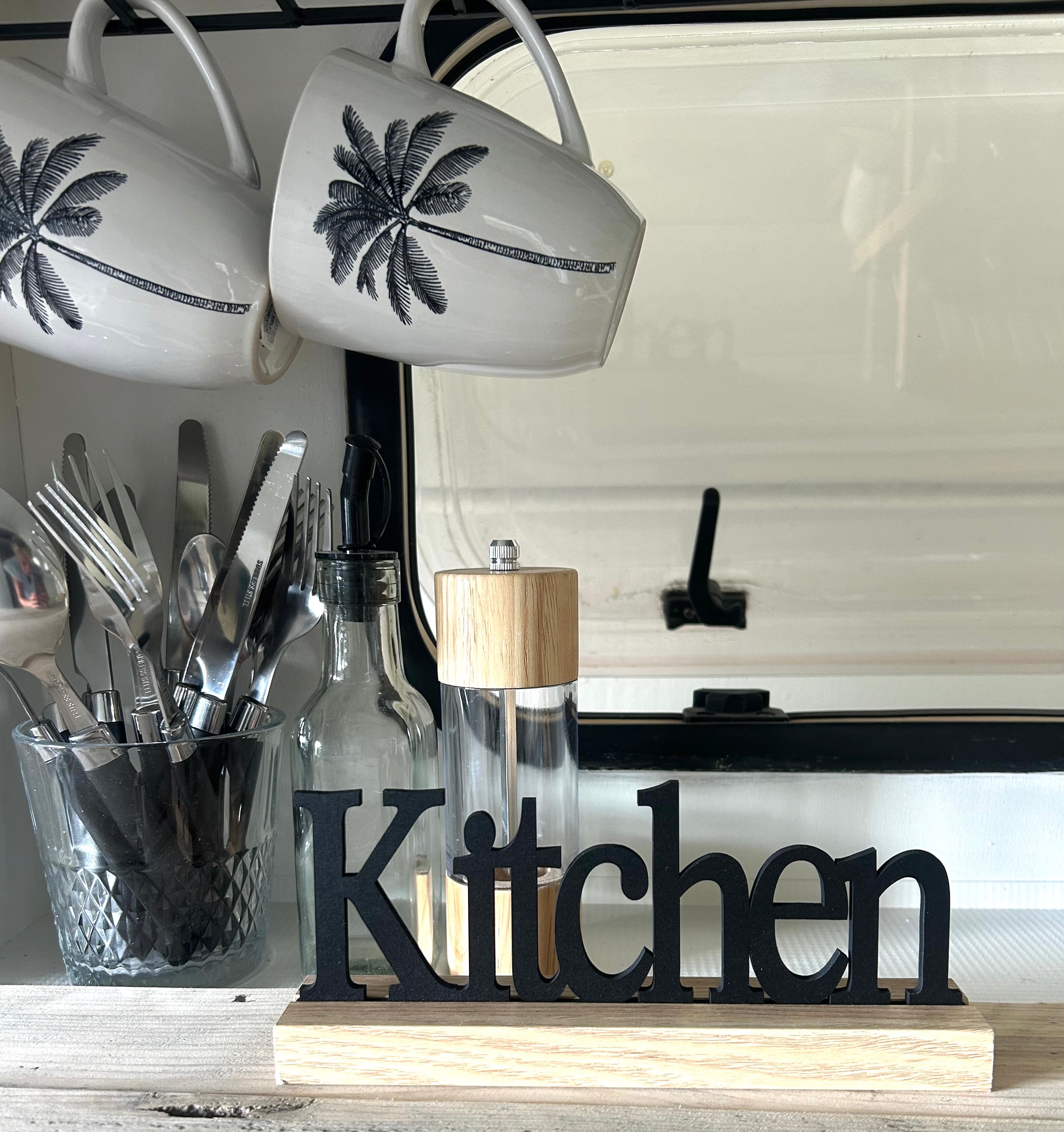 Boho-Wohnwagen-Küchenset mit Palmen