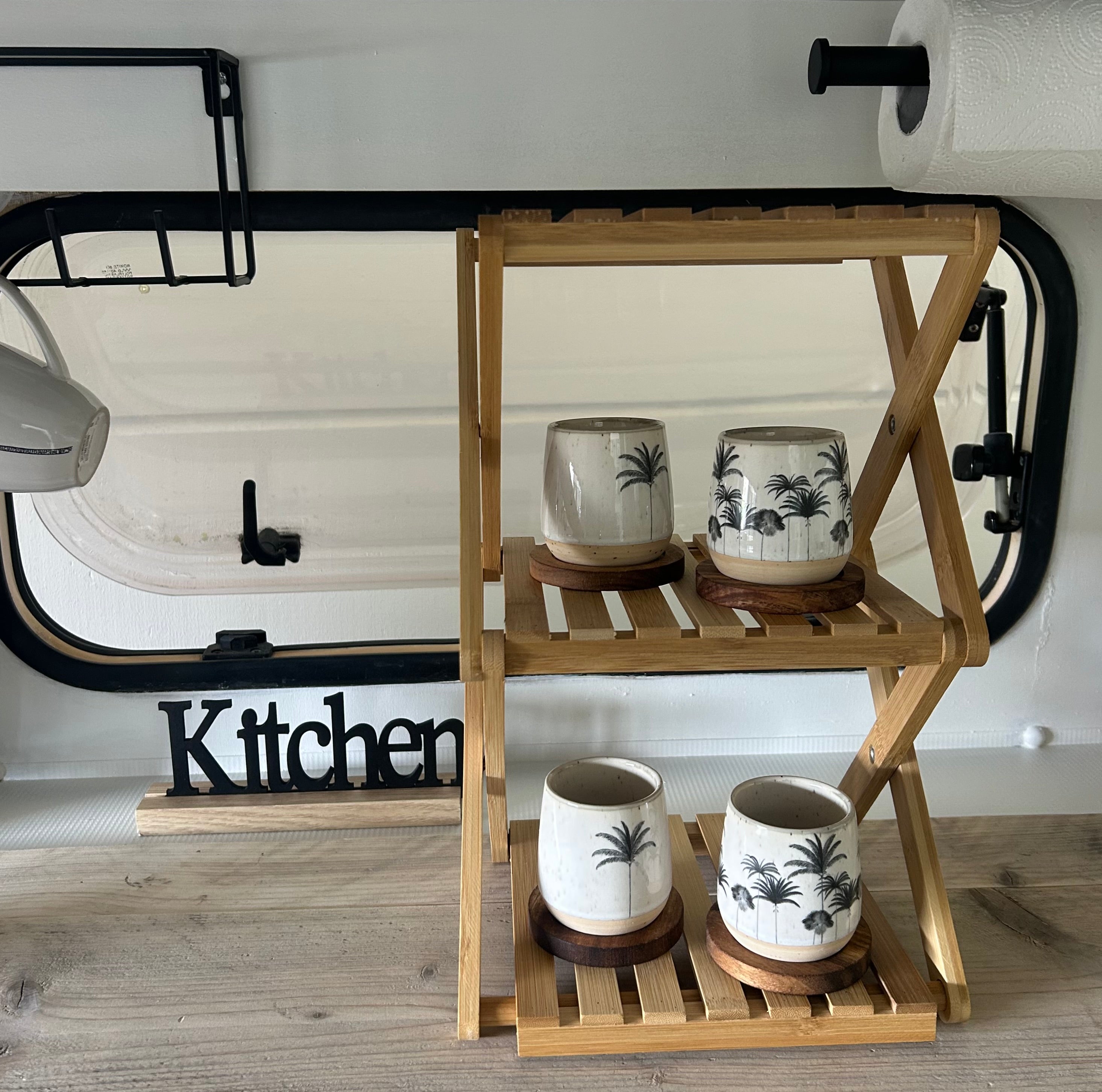 Boho-Wohnwagen-Küchenset mit Palmen