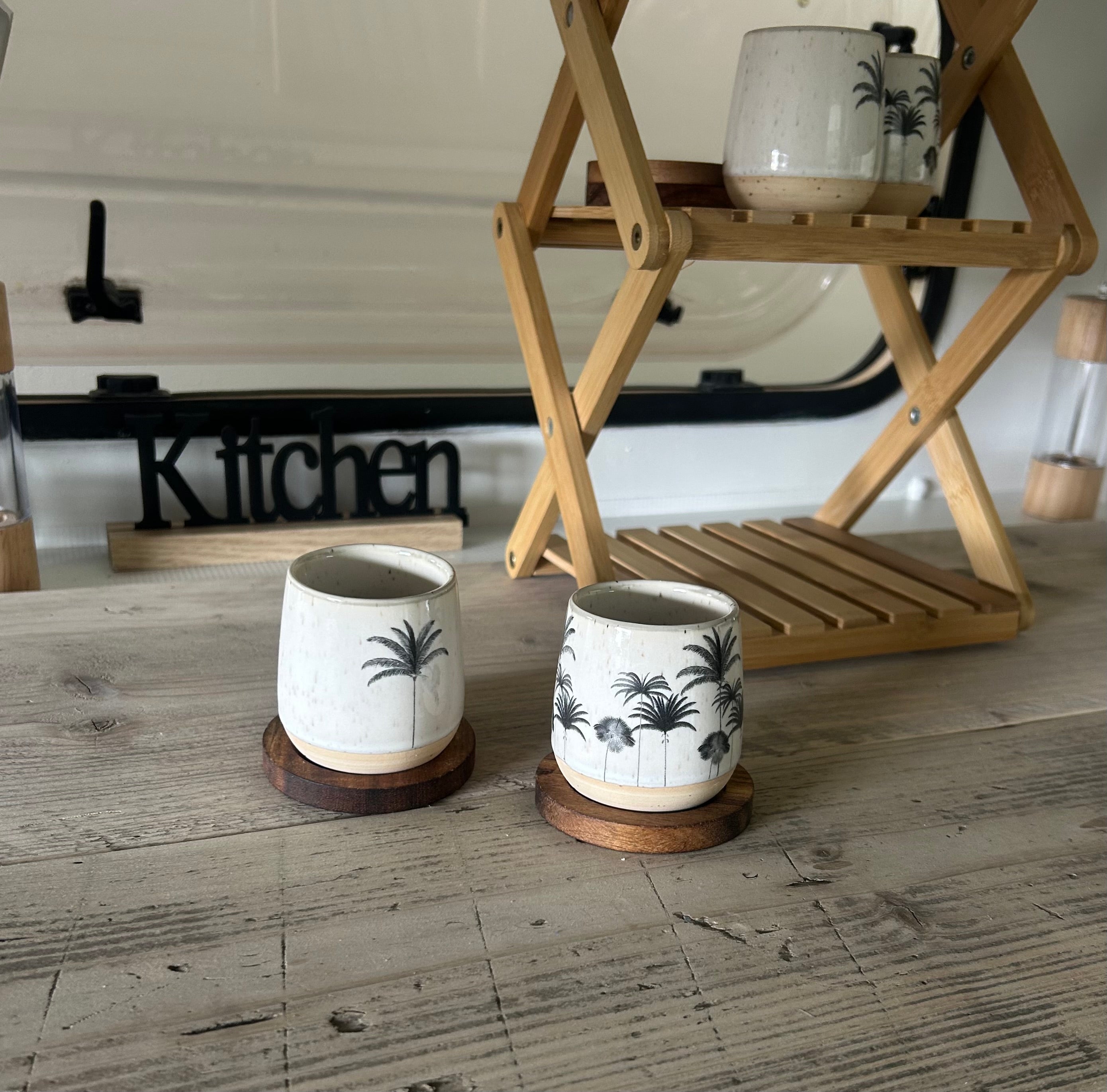 Boho-Wohnwagen-Küchenset mit Palmen