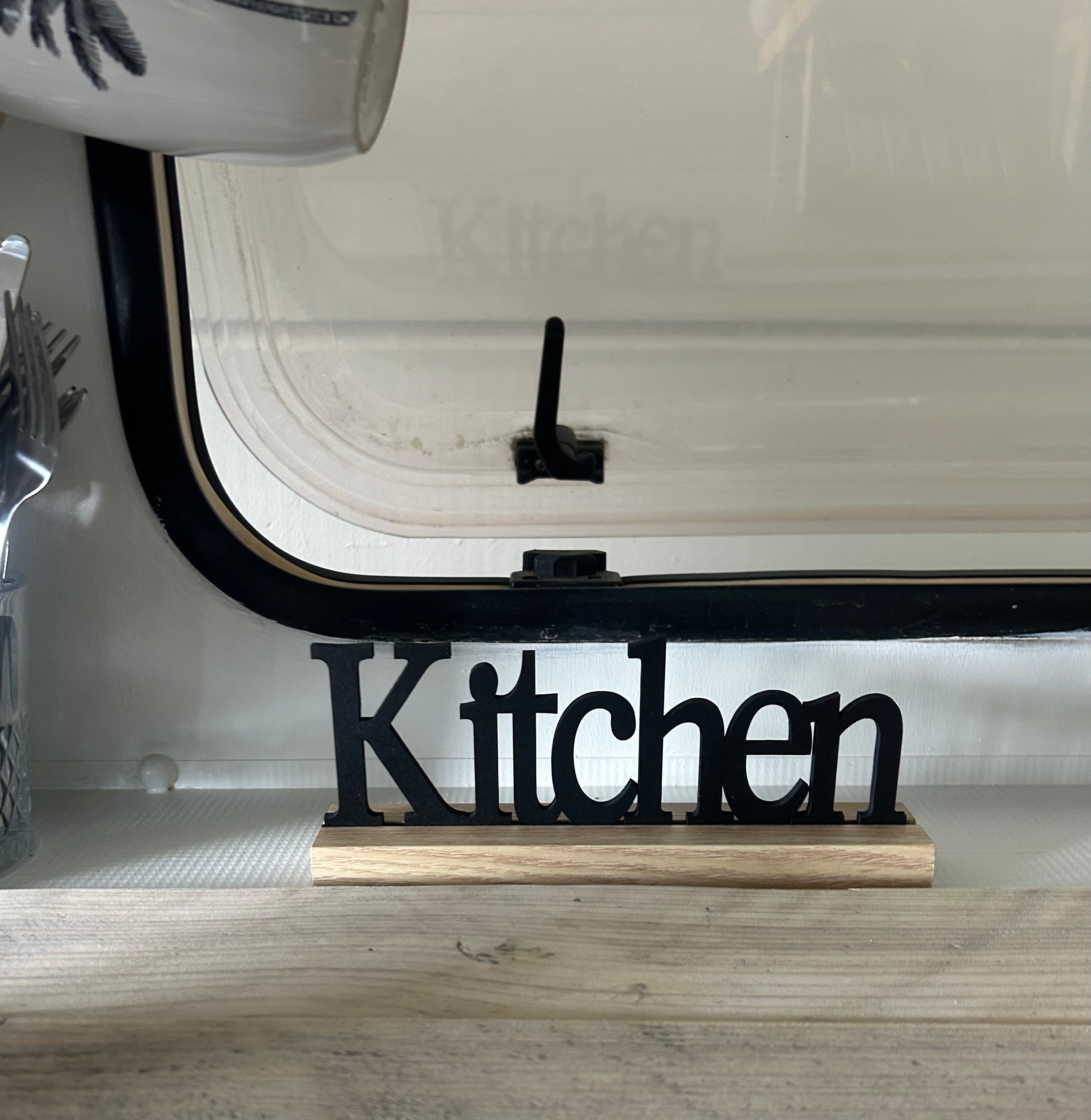 Boho-Wohnwagen-Küchenset mit Palmen