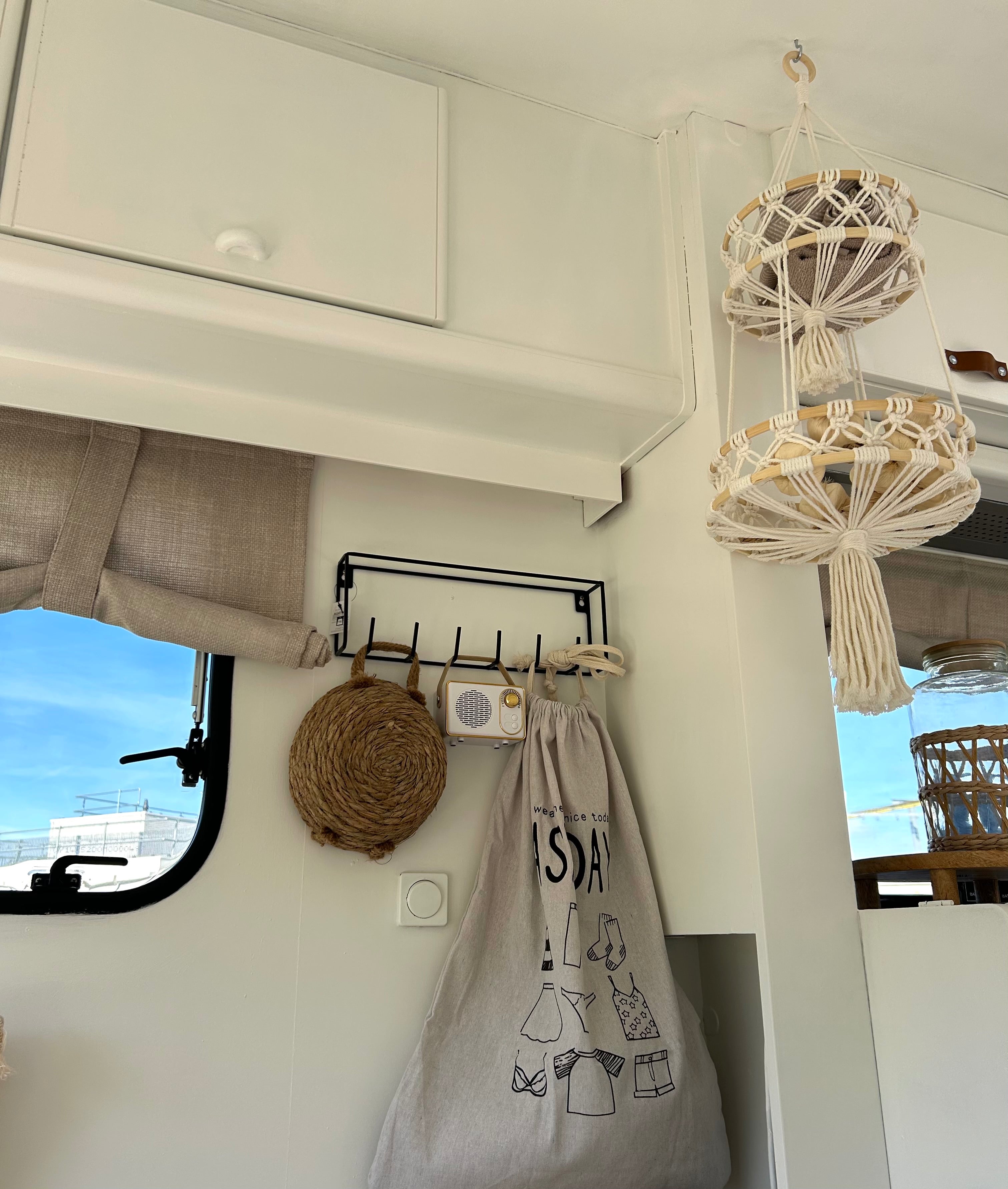 Schwarzes Küchenregal aus Metall – 6 Haken für Retro-Wohnwagen (Boho)