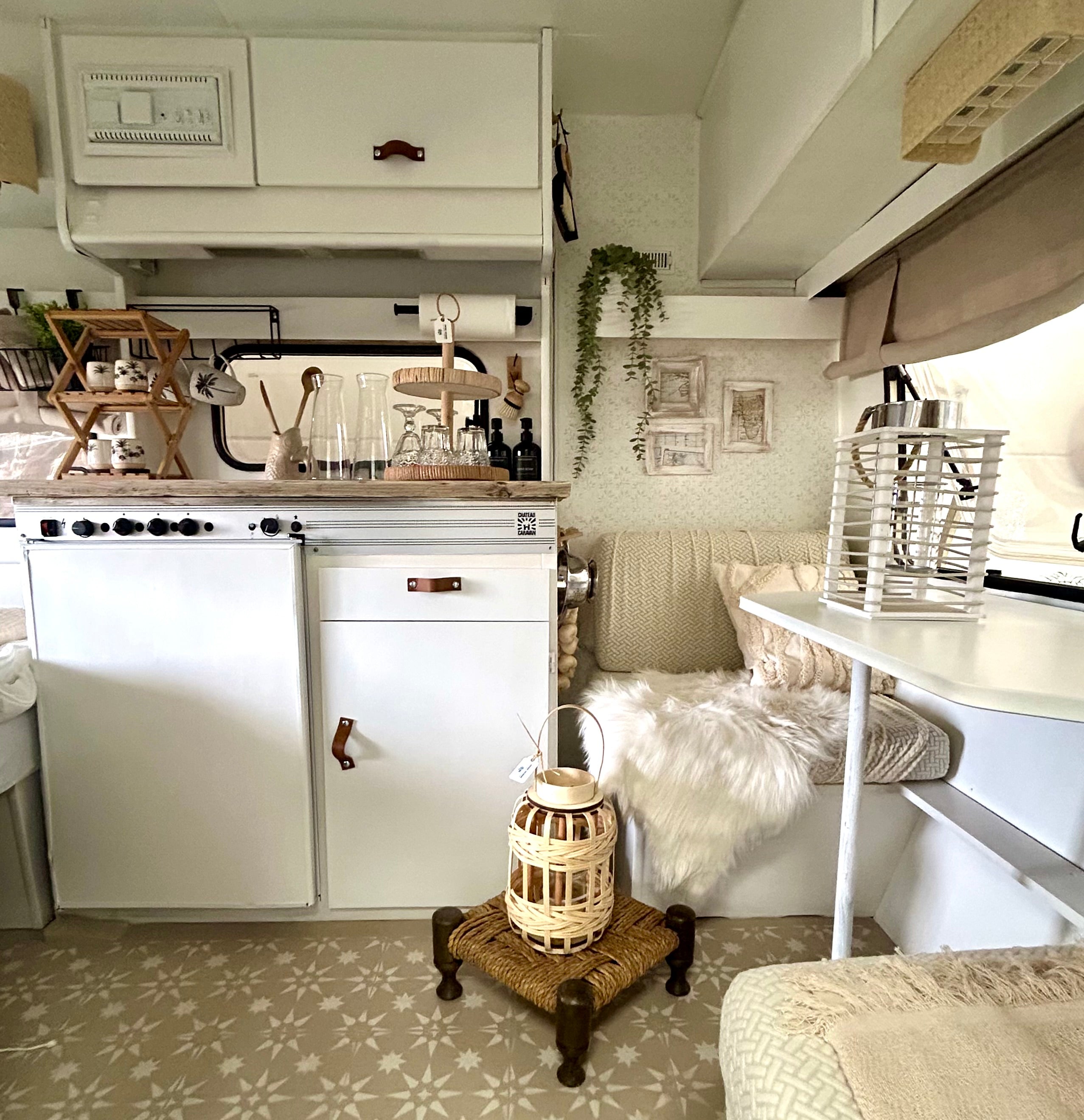 Schwarzes Küchenregal aus Metall – 6 Haken für Retro-Wohnwagen (Boho)