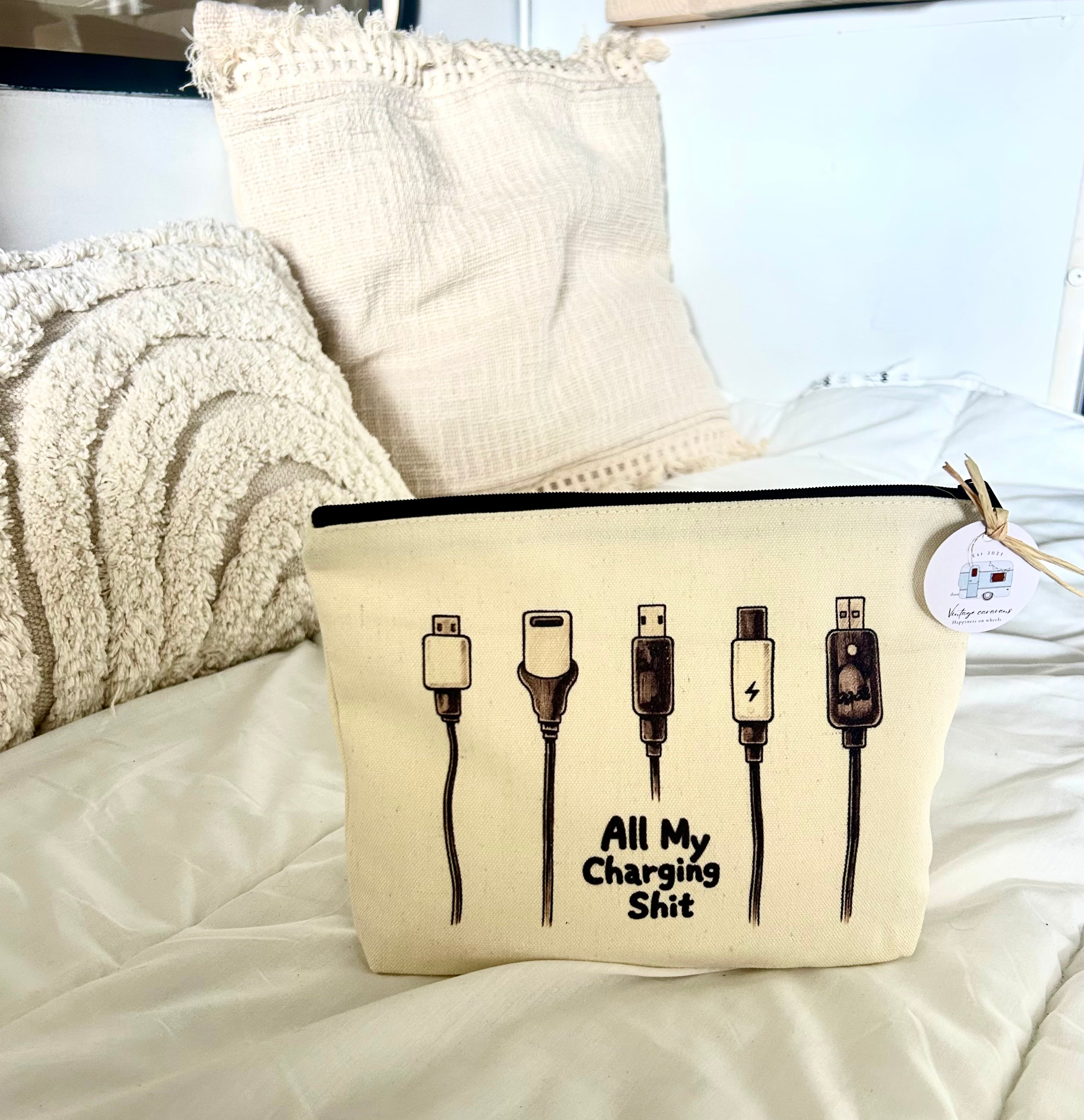 Beigefarbener Reiseorganizer für Kabel und Ladegeräte – im Boho-Stil