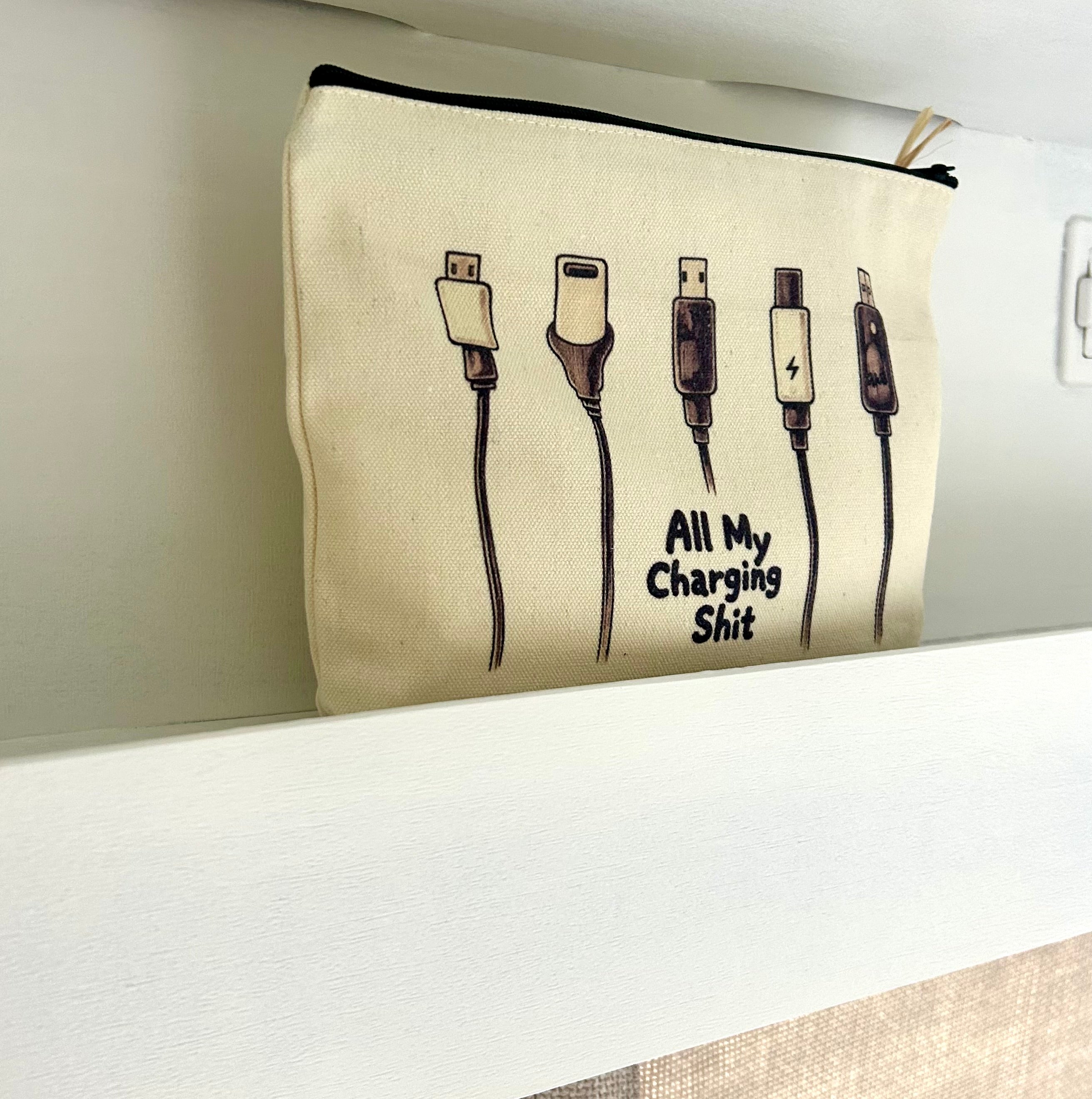Beigefarbener Reiseorganizer für Kabel und Ladegeräte – im Boho-Stil