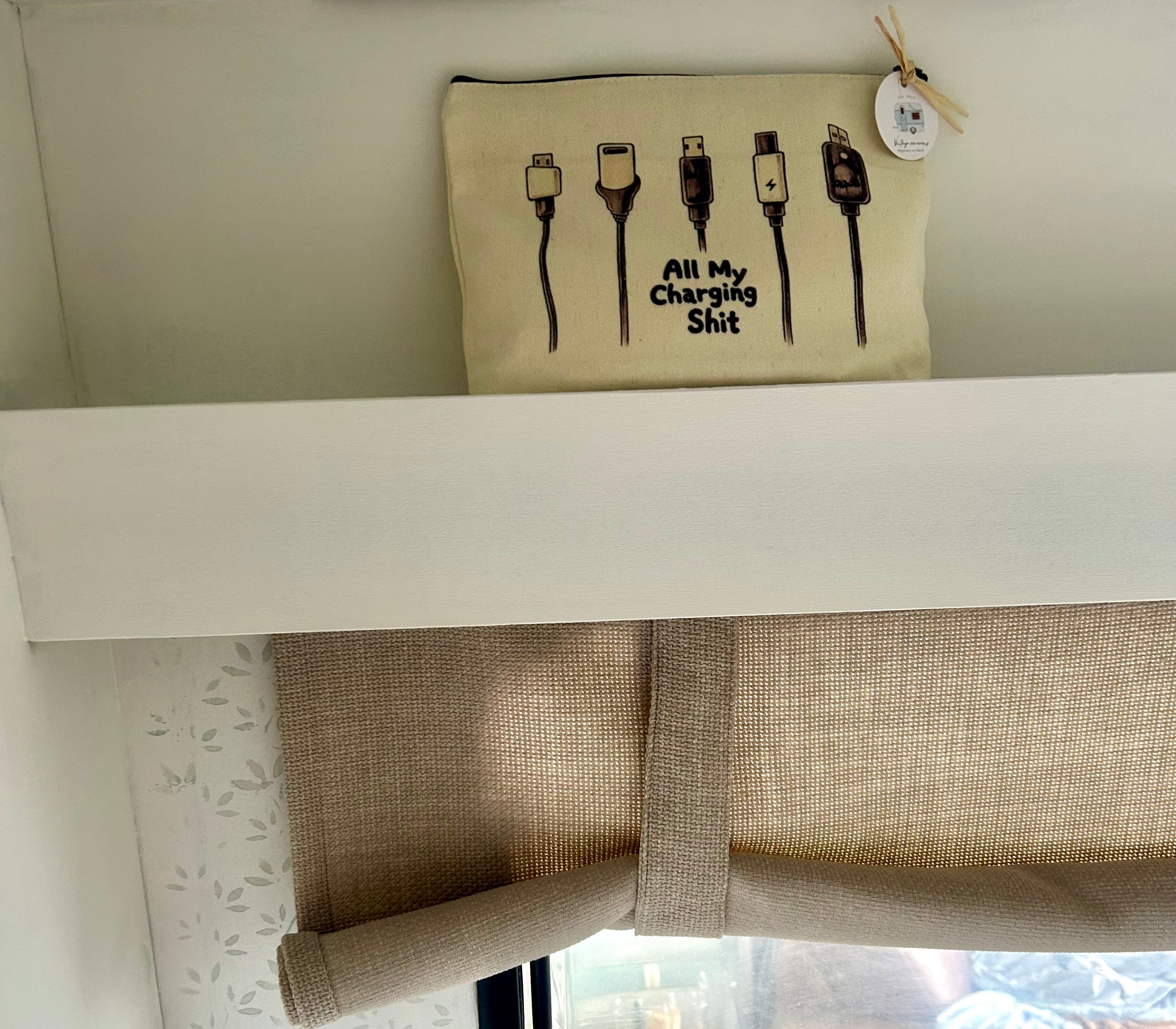 Beigefarbener Reiseorganizer für Kabel und Ladegeräte – im Boho-Stil
