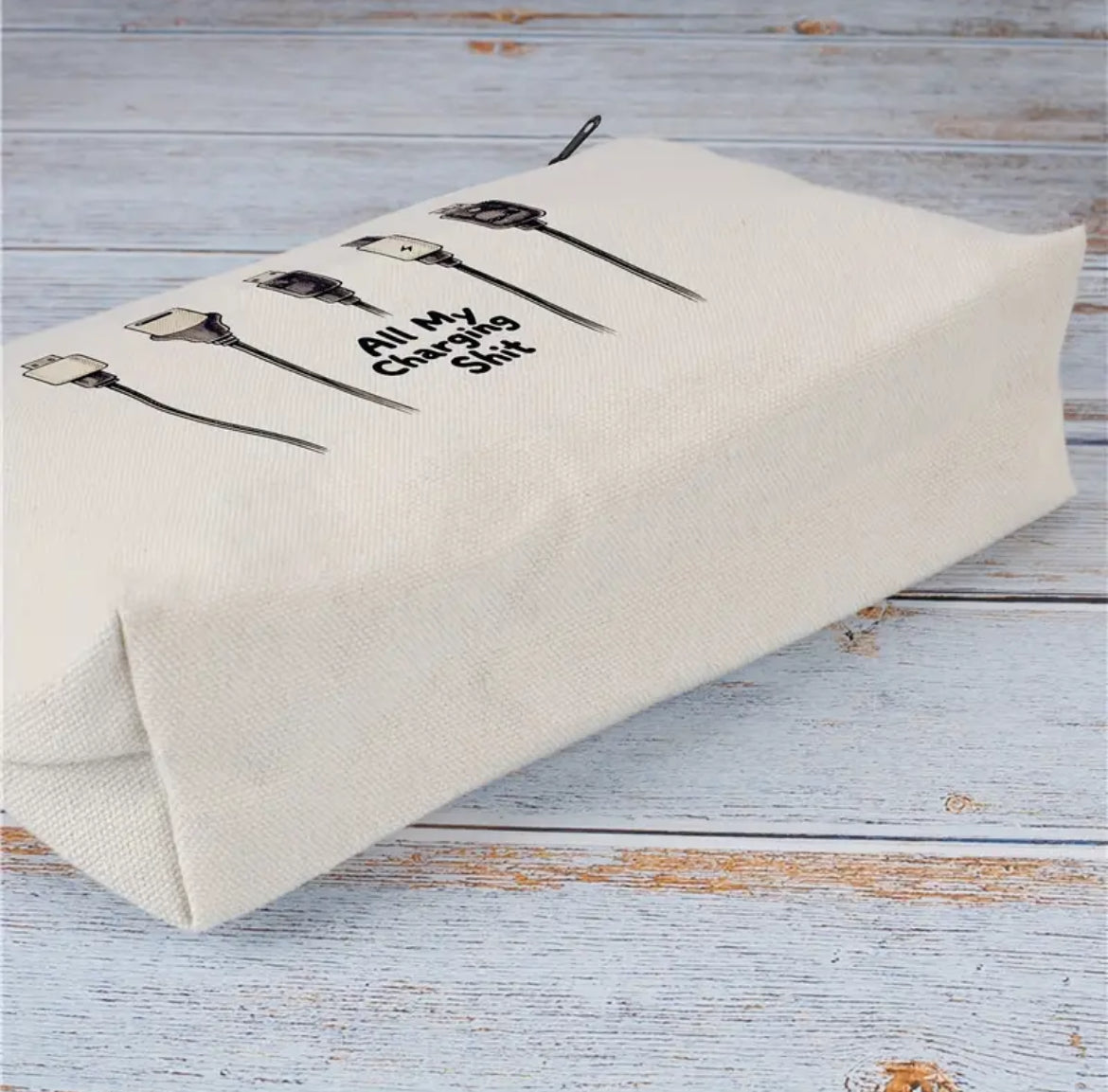 Beigefarbener Reiseorganizer für Kabel und Ladegeräte – im Boho-Stil