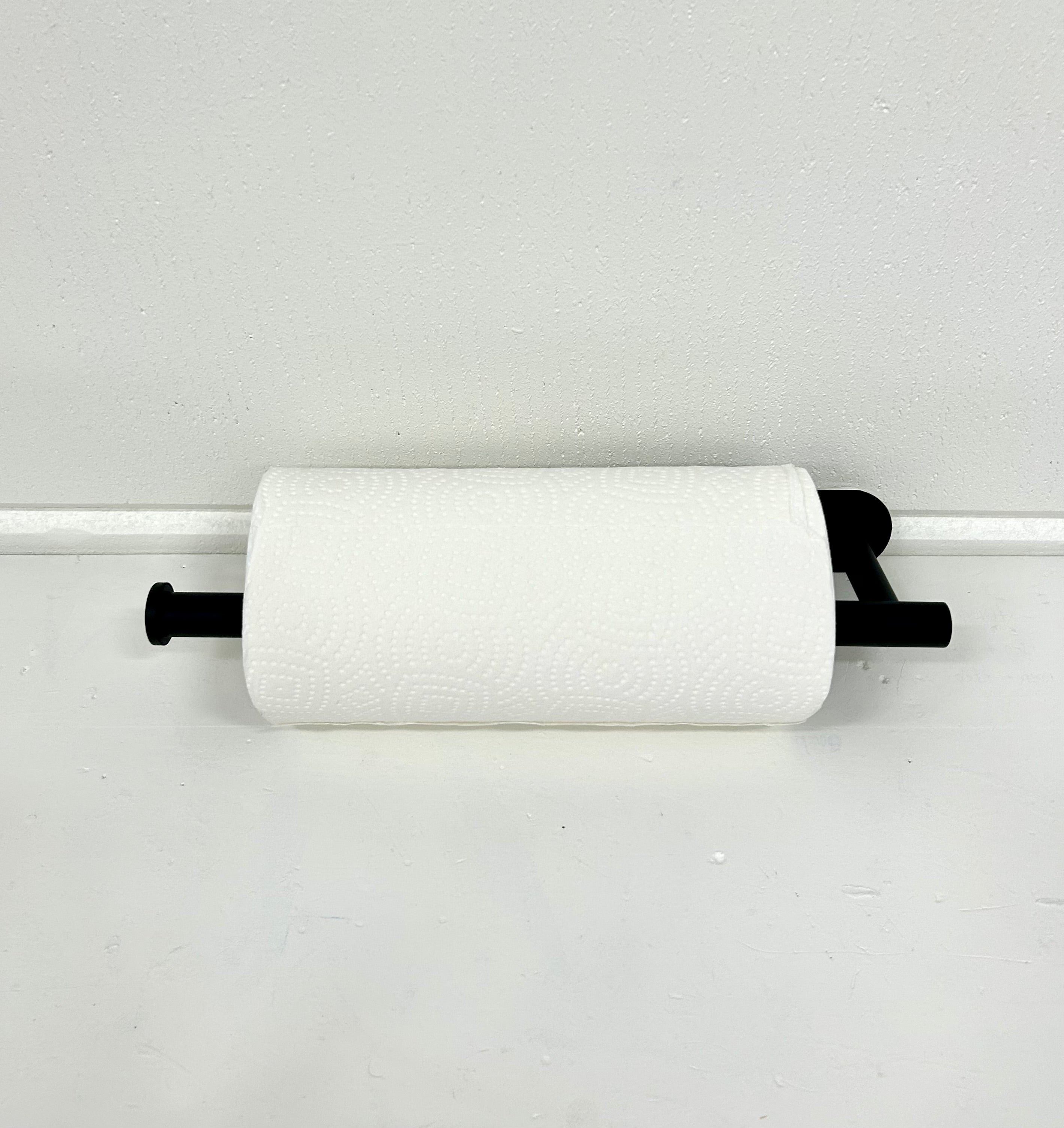 Schwarzer Küchenrollenhalter aus Metall – multifunktional für Wohnwagen