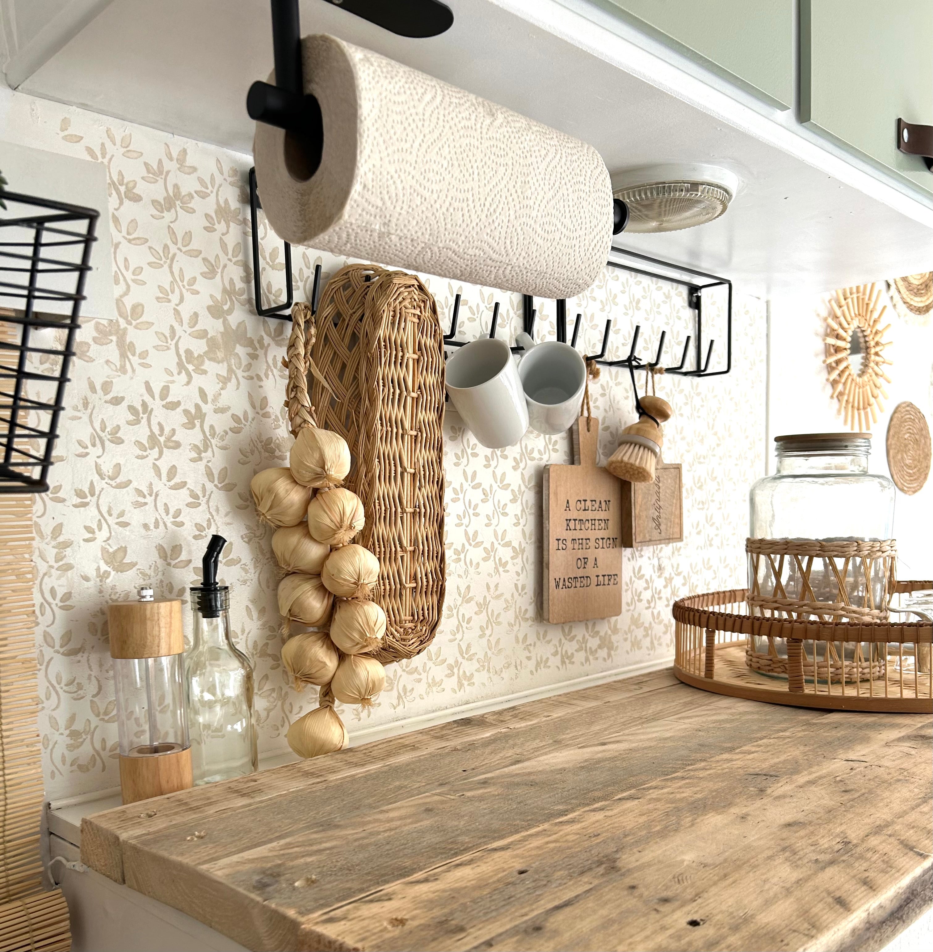 Schwarzer Küchenrollenhalter aus Metall – multifunktional für Wohnwagen