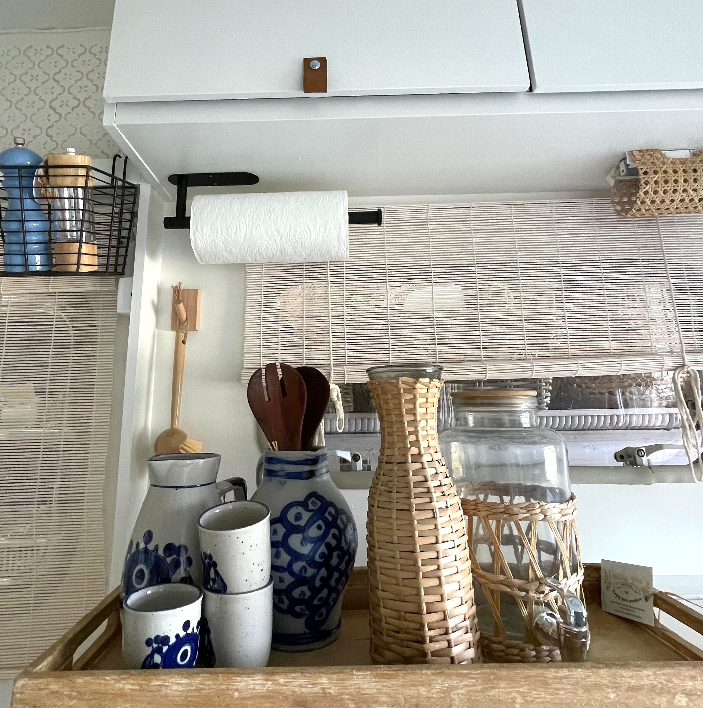 Schwarzer Küchenrollenhalter aus Metall – multifunktional für Wohnwagen