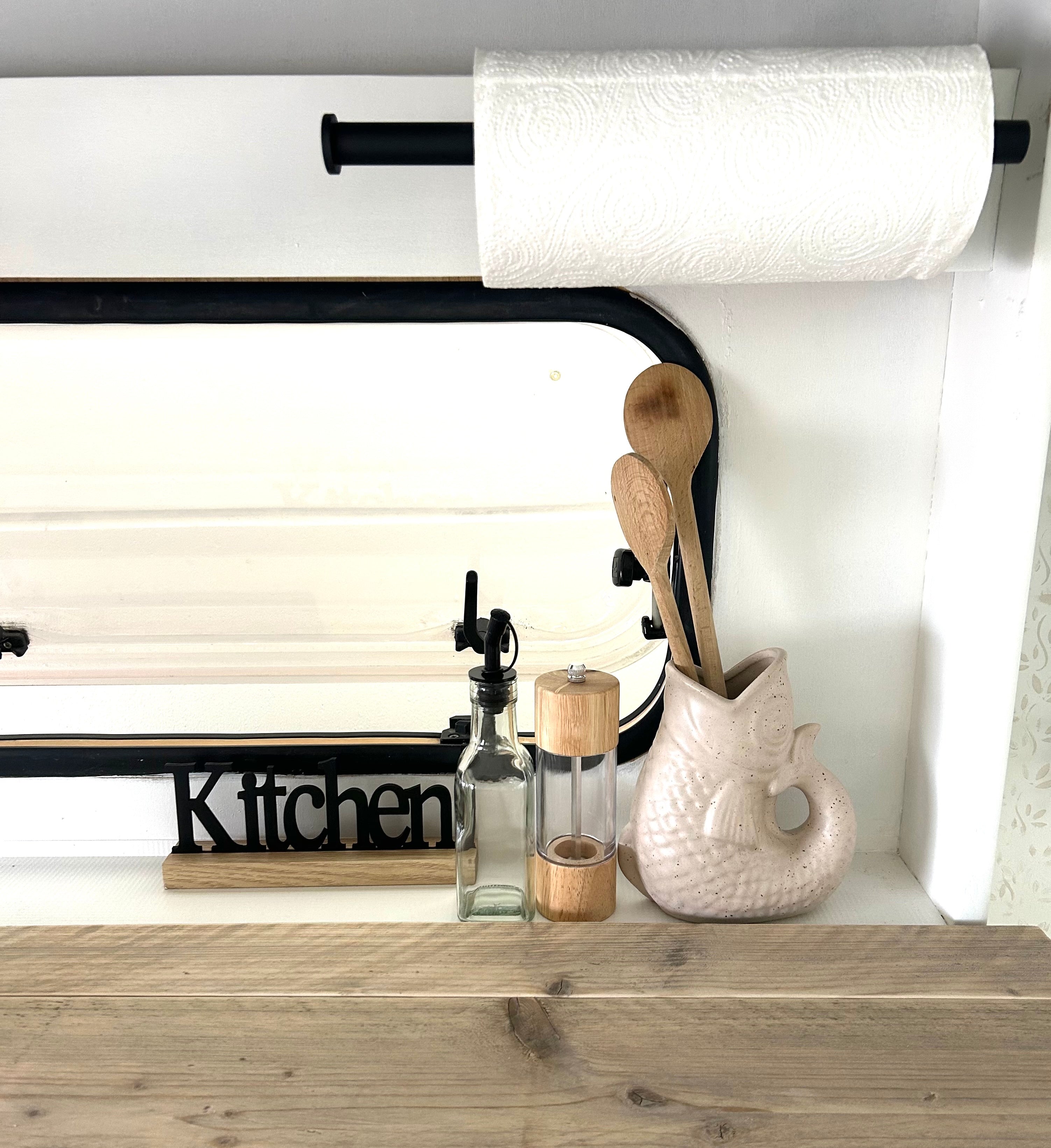 Schwarzer Küchenrollenhalter aus Metall – multifunktional für Wohnwagen