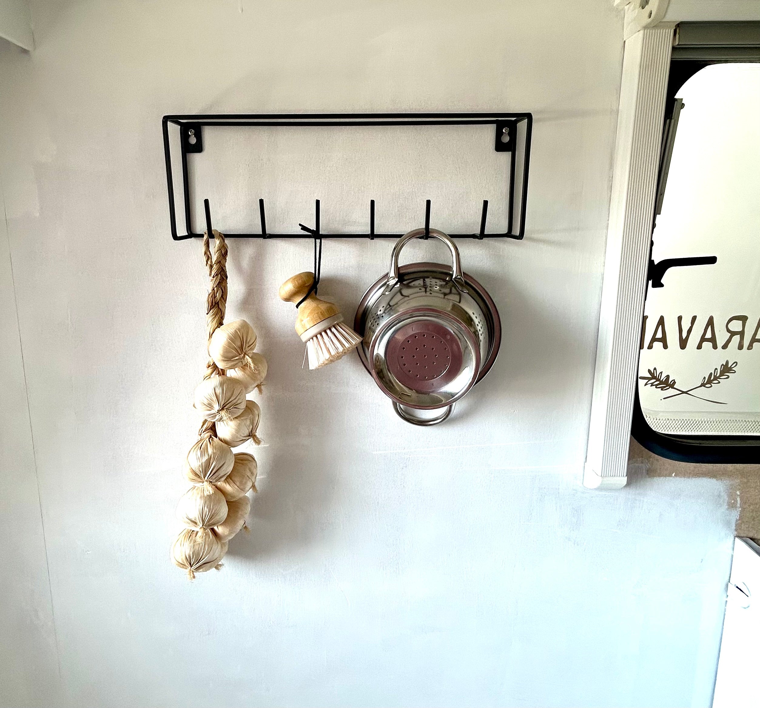 Schwarzes Küchenregal aus Metall – 6 Haken für Retro-Wohnwagen (Boho)