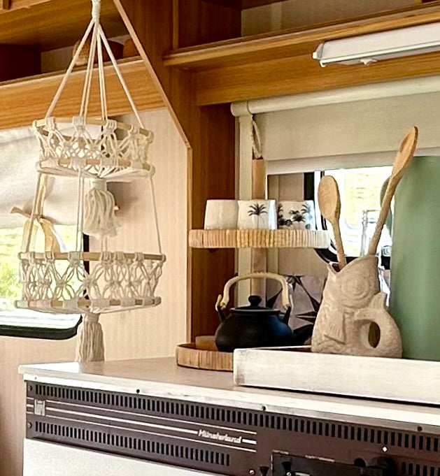 Boho-Wohnwagen-Küchenset mit Palmen